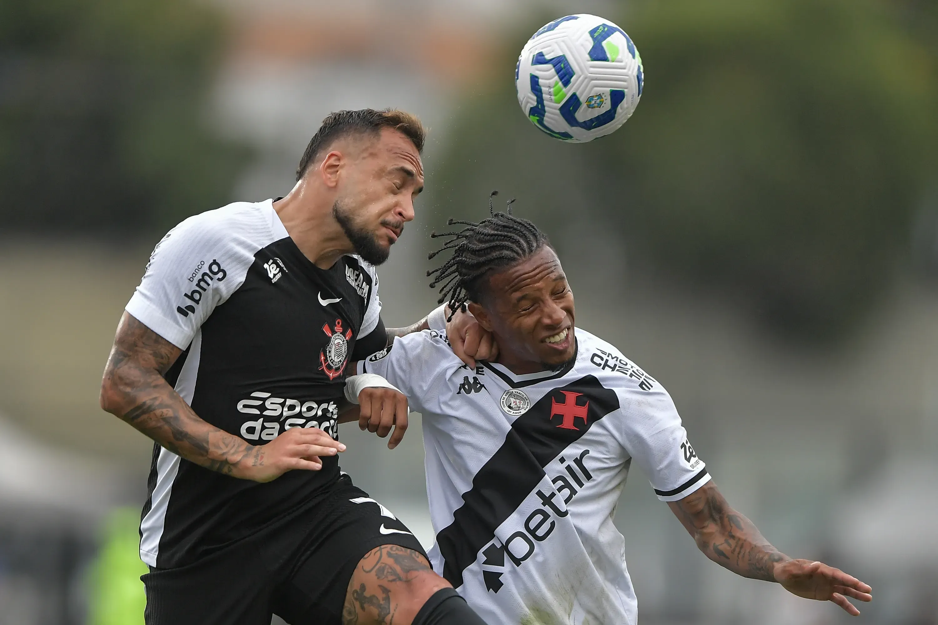 Tche Tche jogador do Vasco disputa lance com Maycon jogador do Corinthians. Foto: Thiago Ribeiro/AGIF