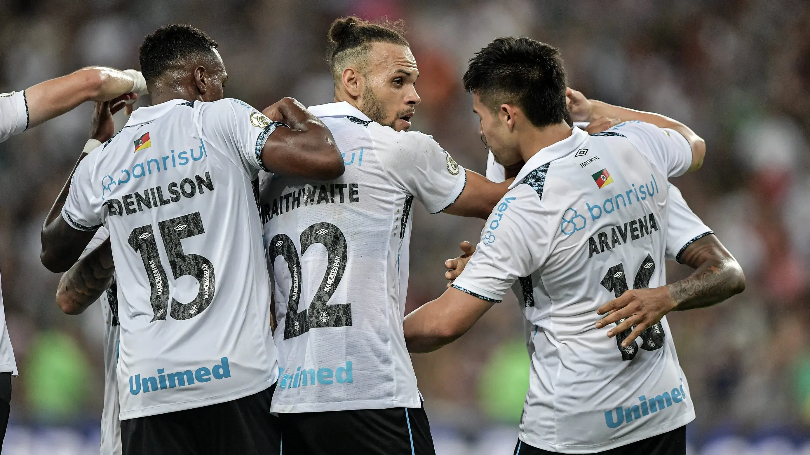 Atletas do Grêmio comemorando no gramado. Foto: Thiago Ribeiro/AGIF