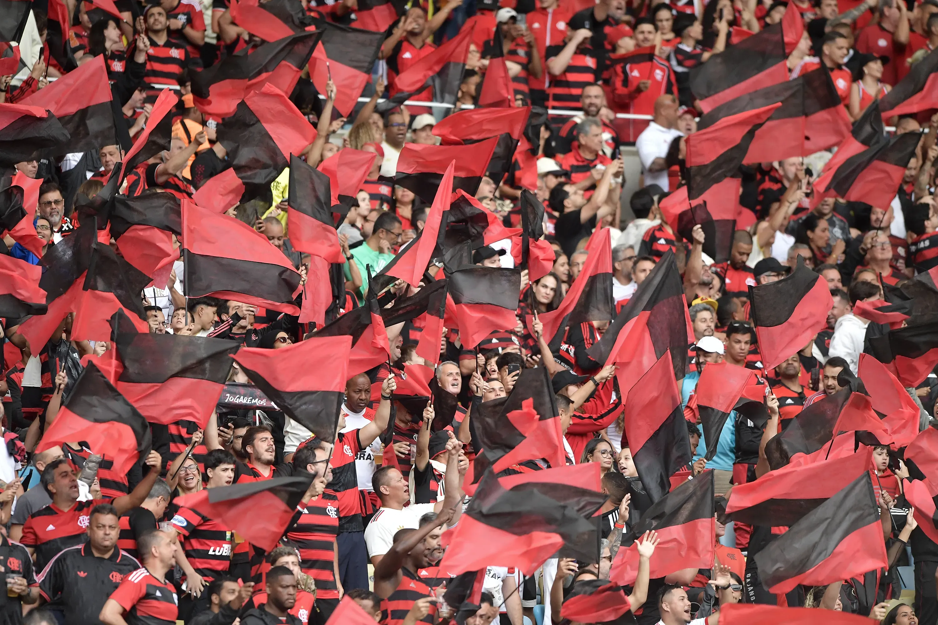 Jornal L’Équipe destacou “fenômeno” em relação à torcida rubro-negra. Foto: Thiago Ribeiro/AGIF