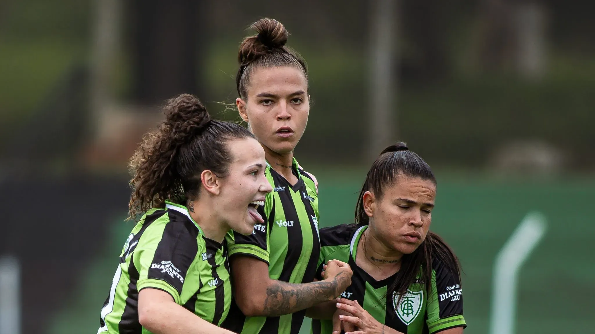 Atacante Pimenta, do América-MG, com companheiras