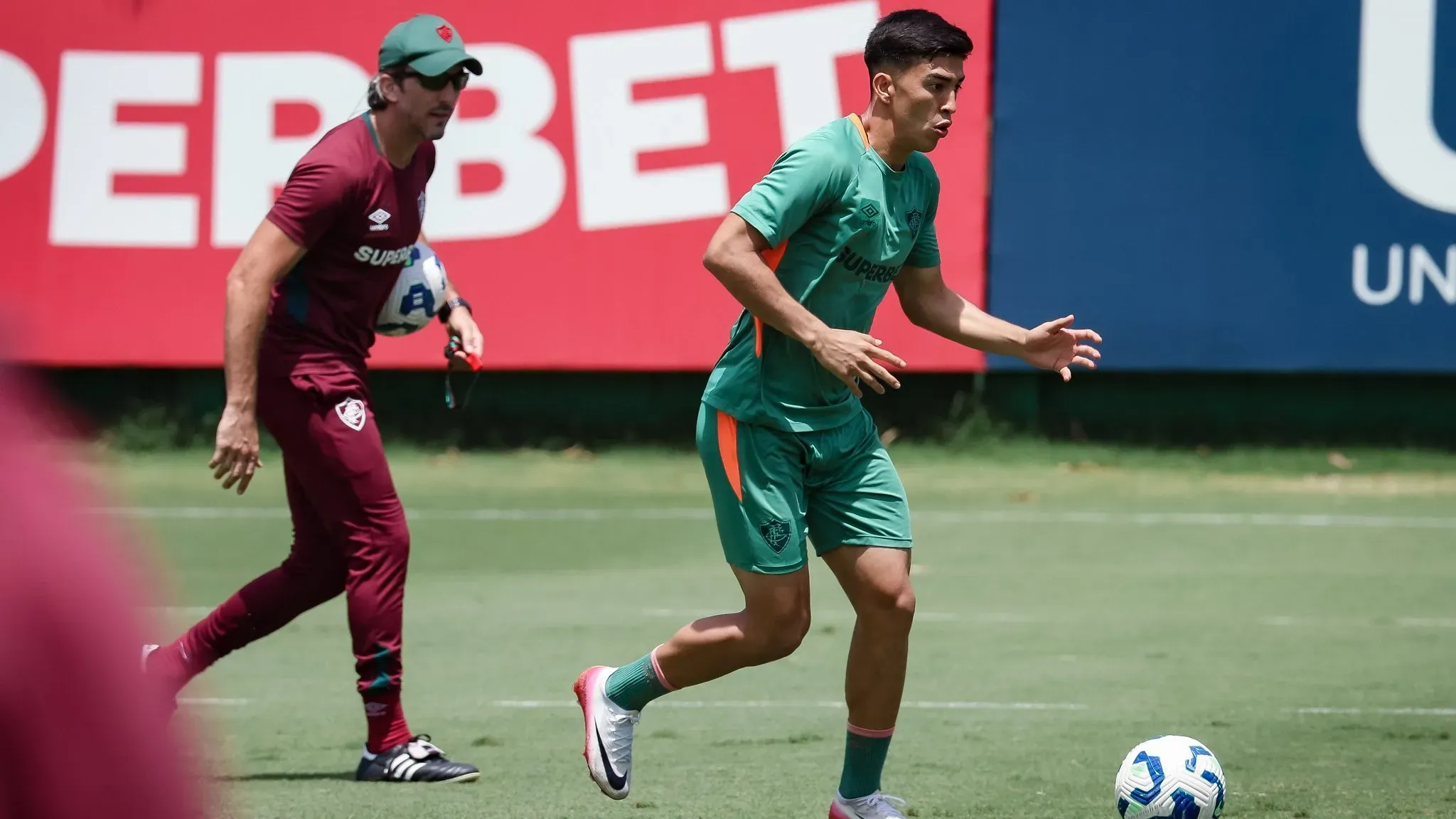 Lezcano é observado por Zubeldía em treino – Foto: Marcelo Gonçalves / Fluminense FC