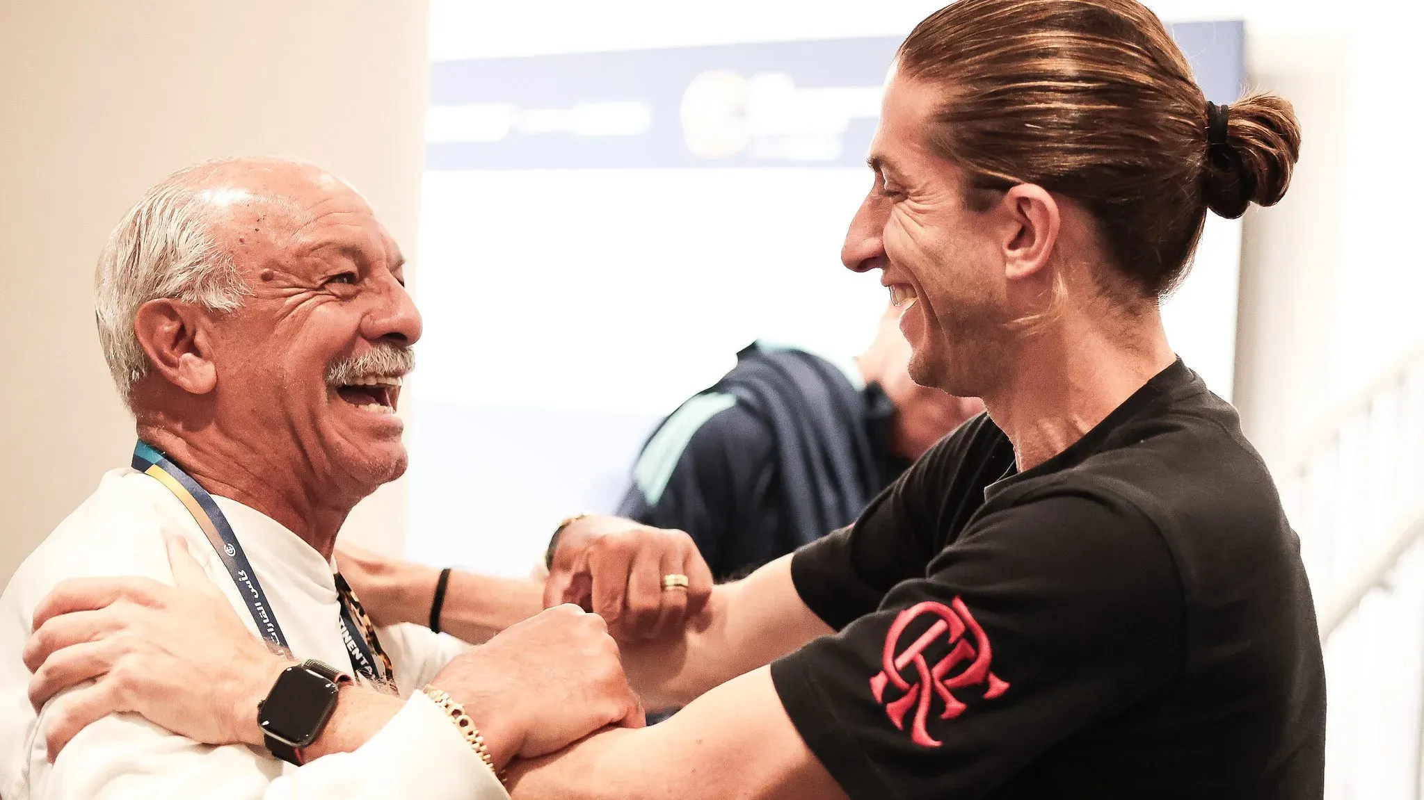 Junior Capacete, icônico craque da Geração de 81 encontra com Filipe Luís no Qatar – Fotos: Gilvan de Souza/Flamengo