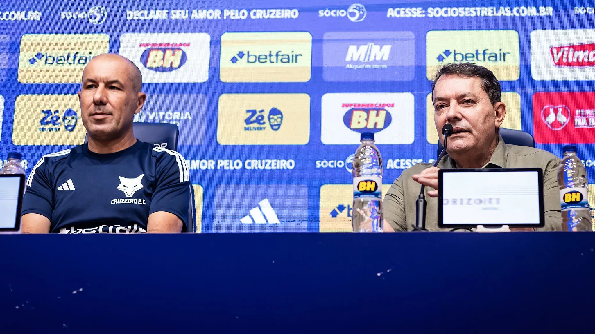 Leo Jardim e Pedro durante coletiva