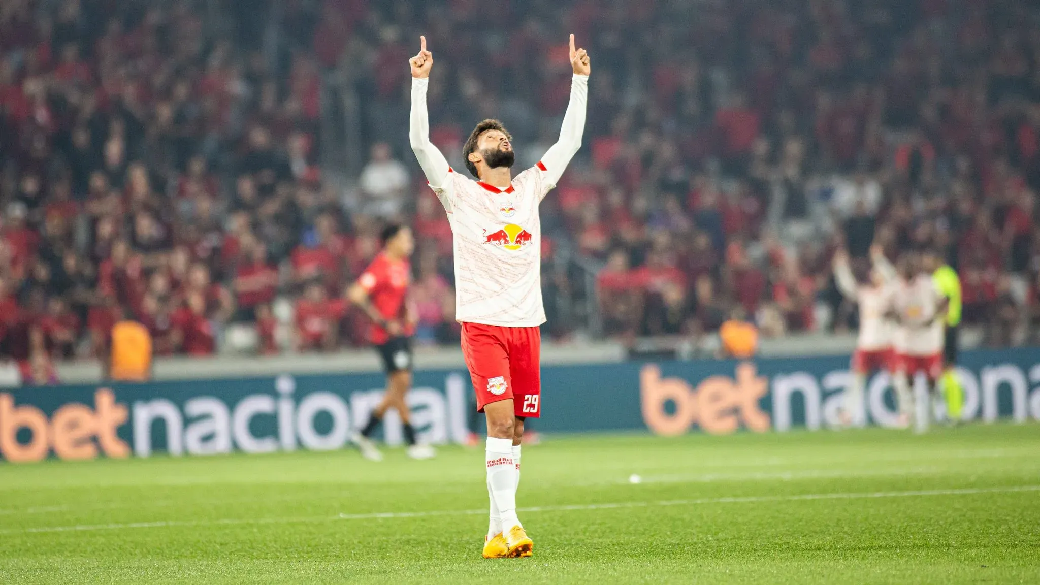 Juninho Capixaba brigaria por posição com Guilherme Arana - Foto: Luis Garcia/AGIF.