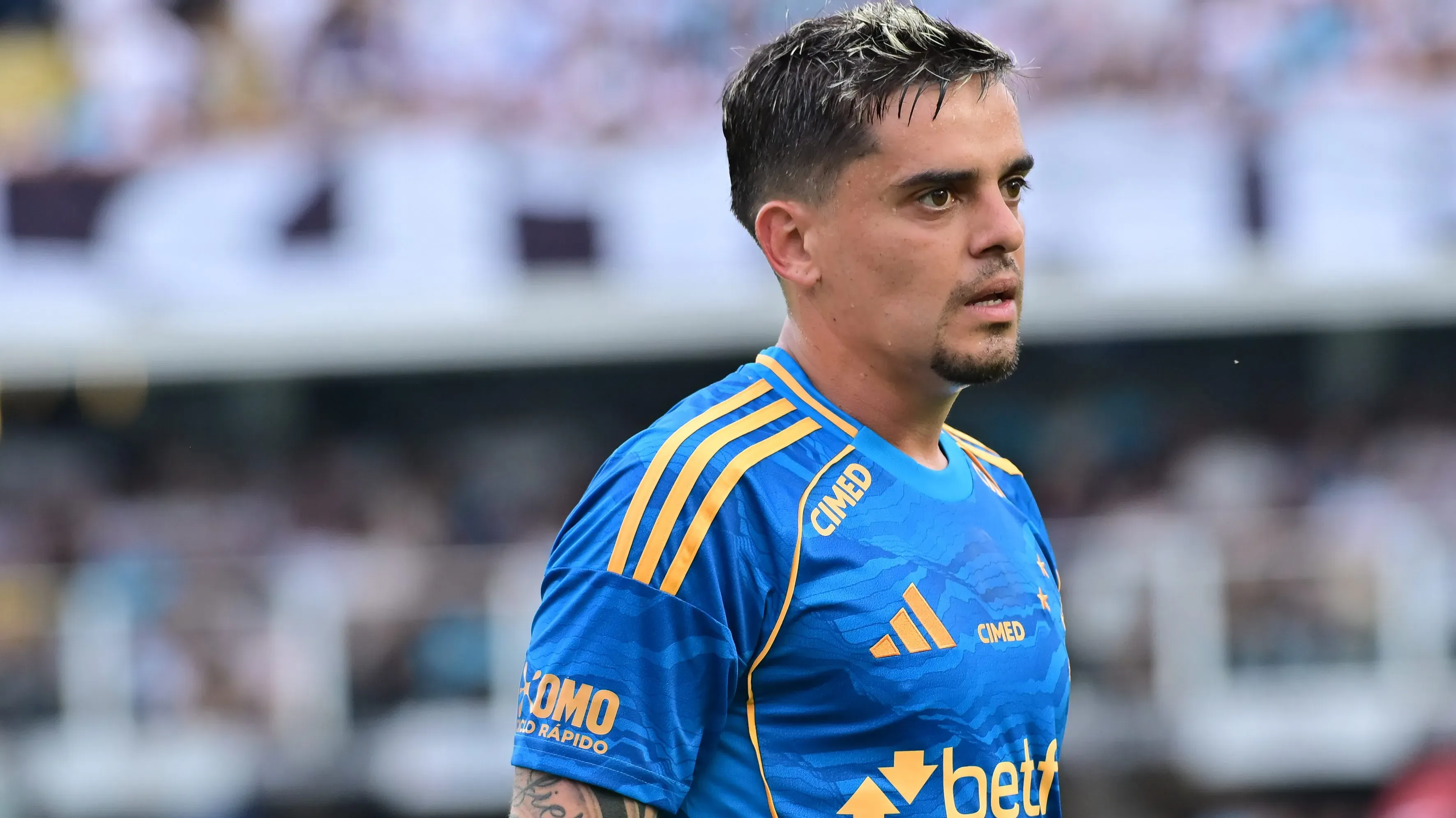 SP – SANTOS – 07/12/2025 – BRASILEIRO A 2025, SANTOS X CRUZEIRO – Fagner jogador do Cruzeiro durante partida contra o Santos no estadio Vila Belmiro pelo campeonato Brasileiro A 2025. Foto: Jota Erre/AGIF