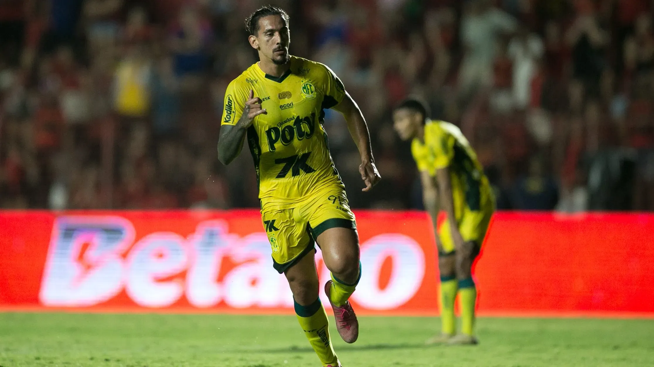 Chico da Costa não será reforço do Santos - Foto: Marlon Costa/AGIF.