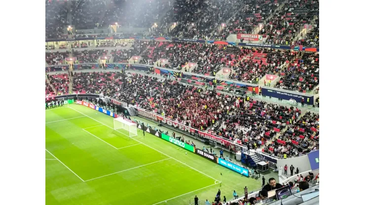 Torcida do Flamengo presente no Ahmad Bin Ali. Foto: Bruno Marinho - Better Collective/Bolavip Brasil