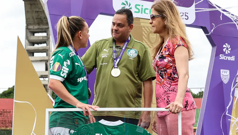 Meia Andressinha recebe placa por 100 jogos pelo Palmeiras