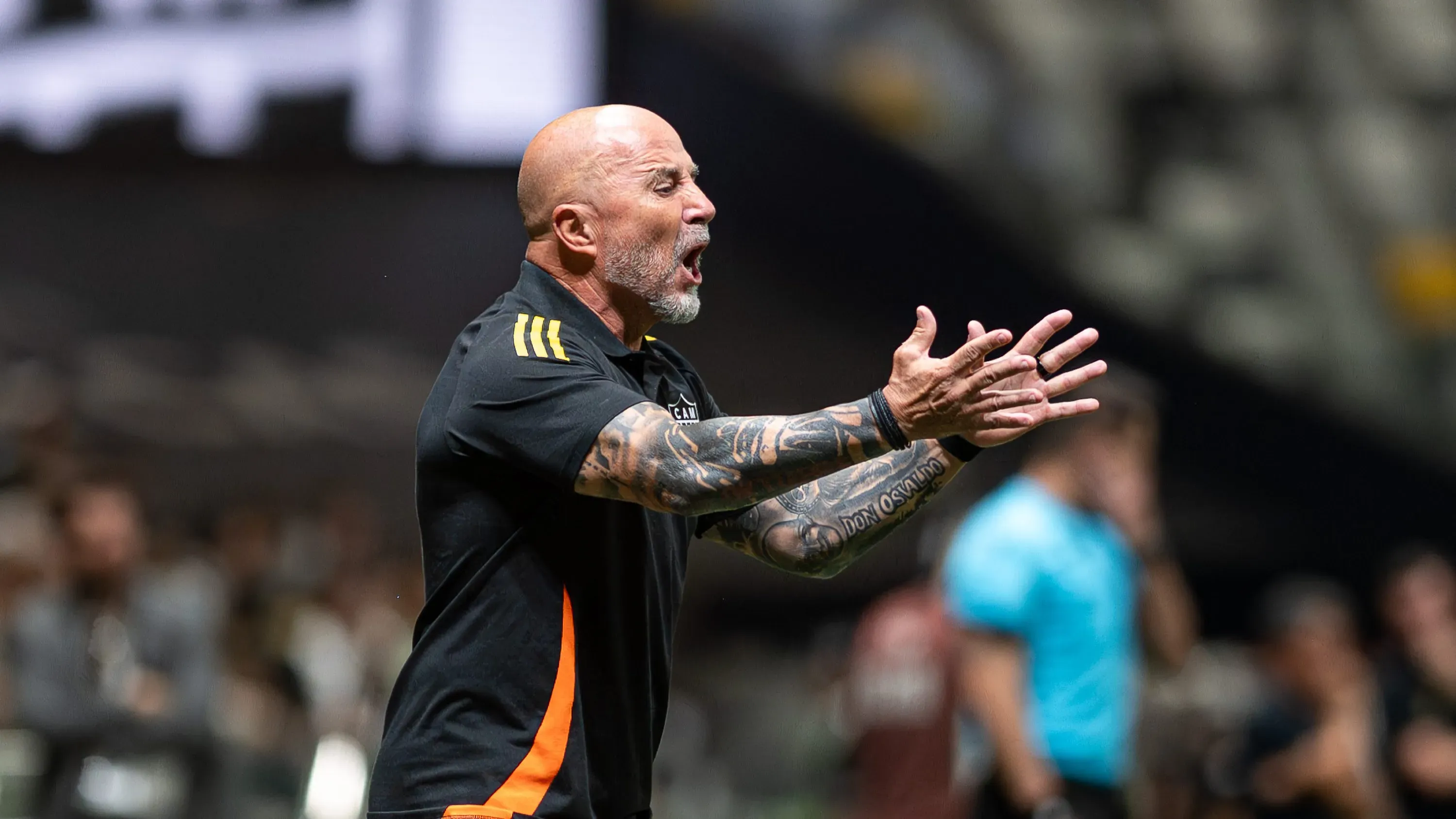 Jorge Sampaoli, técnico do Atlético, durante partida pelo clube – Foto: Alessandra Torres/AGIF