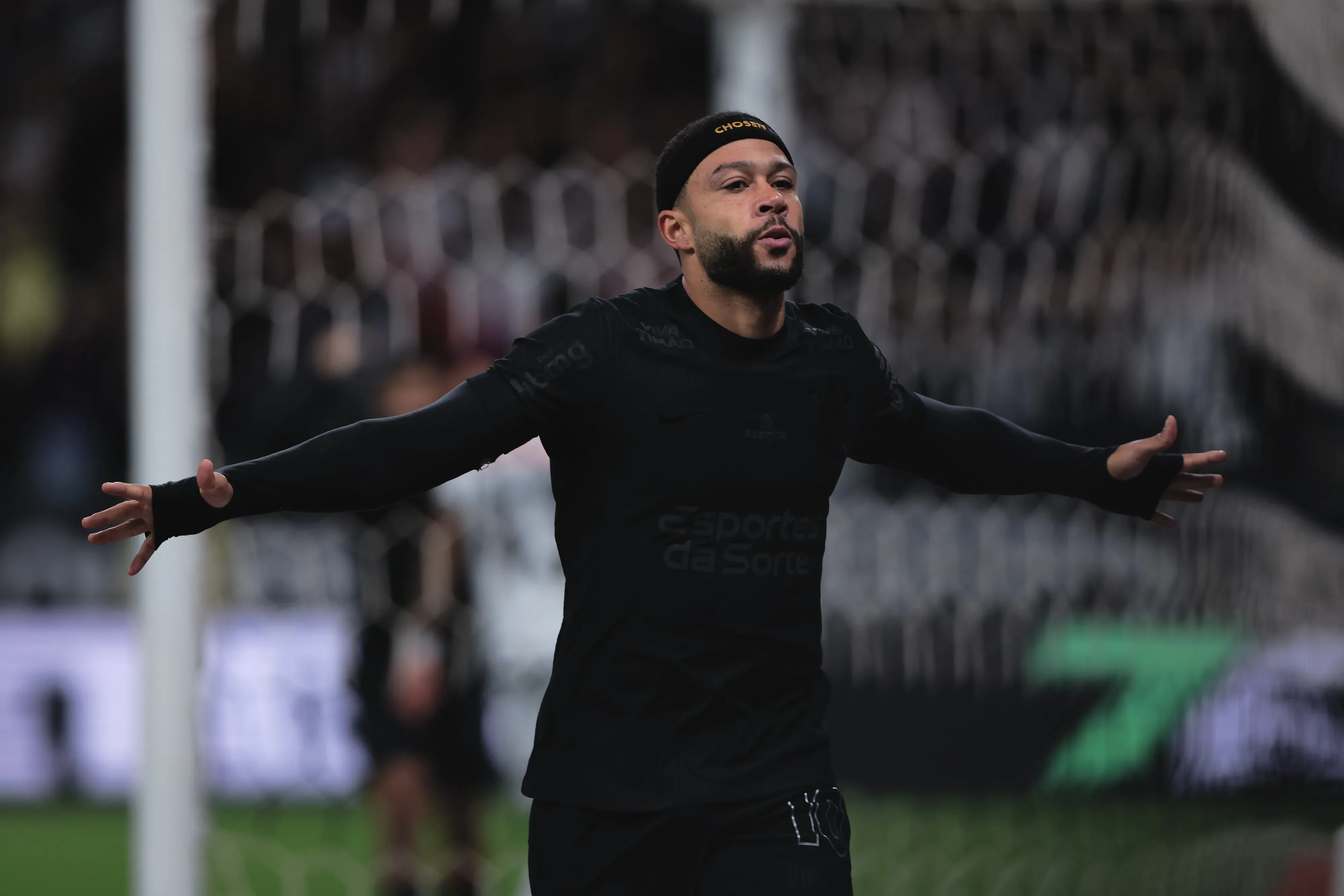 Memphis Depay marcou um dos gols da vitória do Corinthians sobre o Vasco na Neo Química Arena, pelo Brasileirão deste ano. Foto: Ettore Chiereguini/AGIF