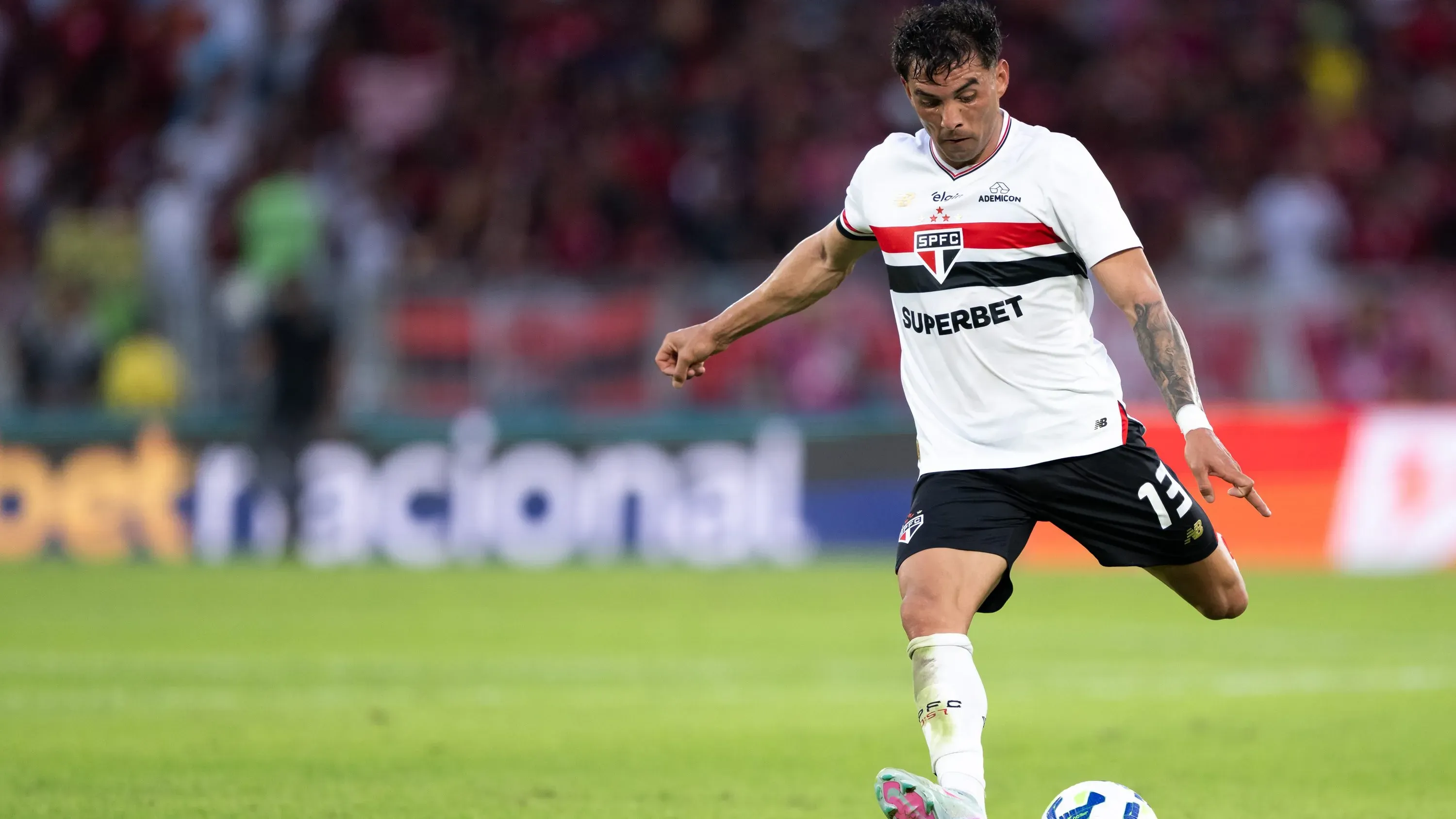 RJ – RIO DE JANEIRO – 12/07/2025 – BRASILEIRO A 2025, FLAMENGO X SAO PAULO – Enzo Diaz jogador do Sao Paulo durante partida contra o Flamengo no estadio Maracana pelo campeonato Brasileiro A 2025. Foto: Jorge Rodrigues/AGIF