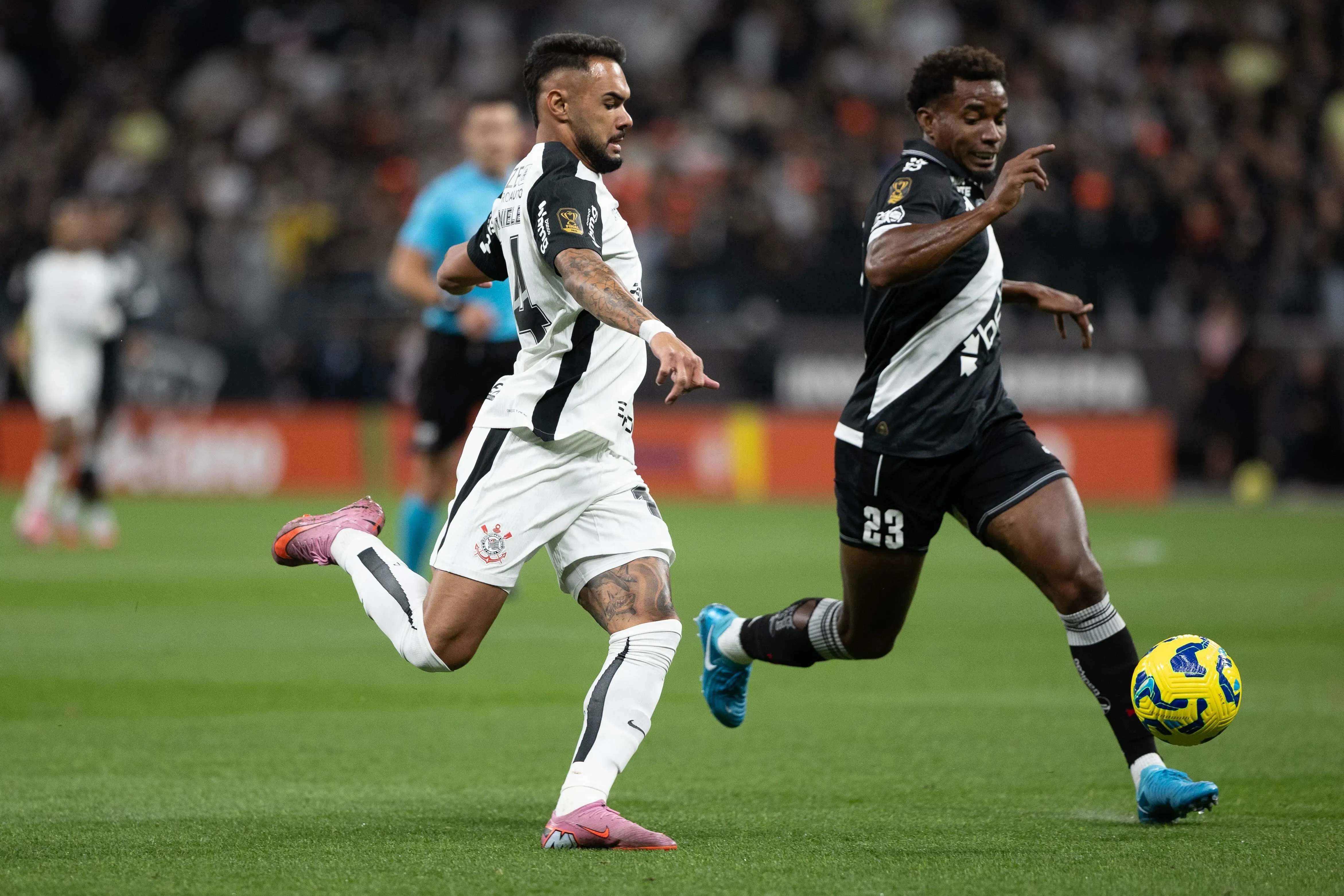 Raniele e Thiago Mendes disputam a bola em Corinthians x Vasco. Foto: Joisel Amaral/AGIF