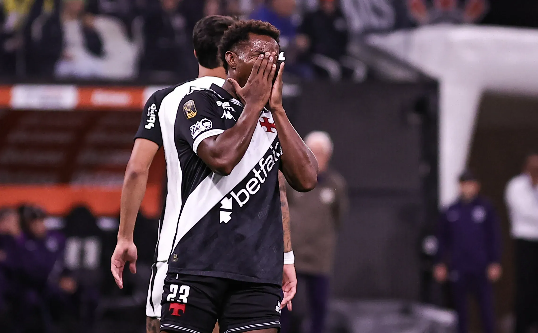 SP – SAO PAULO – 17/12/2025 – COPA DO BRASIL 2025, CORINTHIANS X VASCO – Thiago Mendes jogador do Vasco lamenta durante partida contra o Corinthians no estadio Arena Corinthians pelo campeonato Copa Do Brasil 2025. Foto: Fabio Giannelli/AGIF