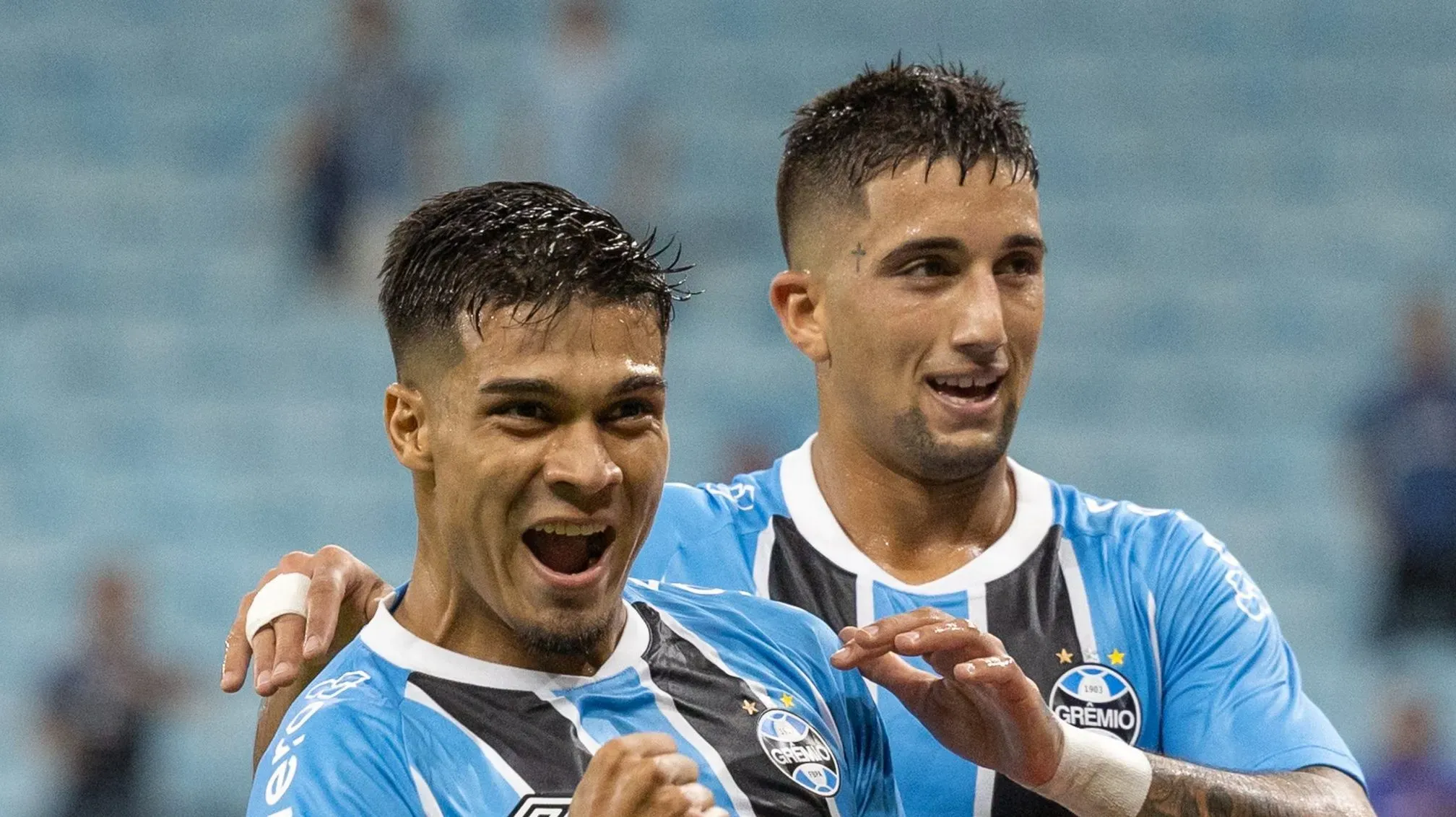 Arezo, atacante. Foto: Liamara Polli/AGIF