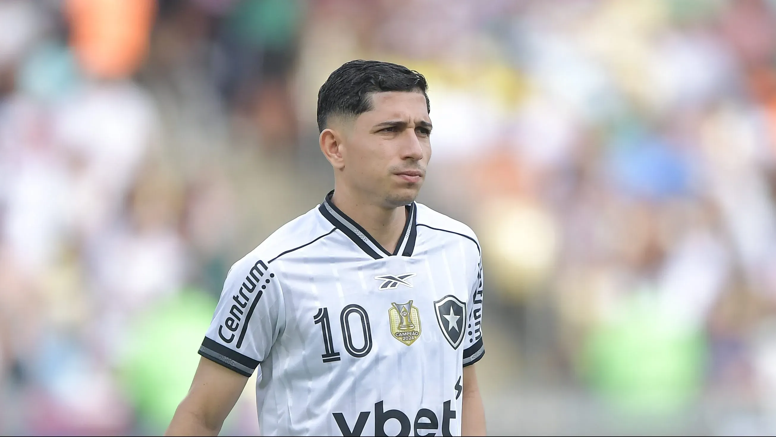 Savarino jogador do Botafogo durante partida contra o Fluminense no estádio Maracanã pelo campeonato Brasileiro A 2025. Foto: Thiago Ribeiro/AGIF