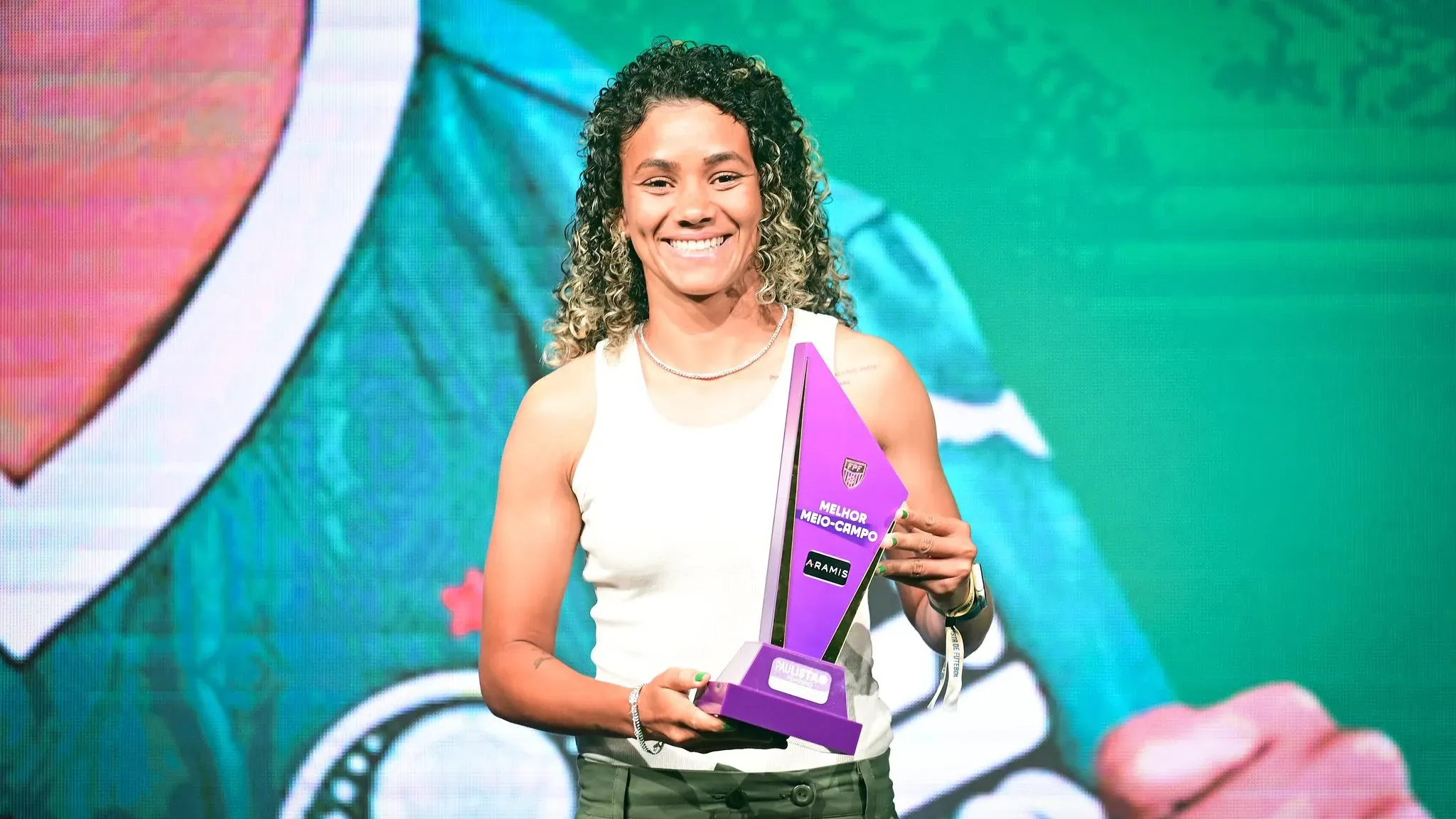 Ingryd Lima, jogadora do Palmeiras, com troféu da premiação do Paulista Feminino