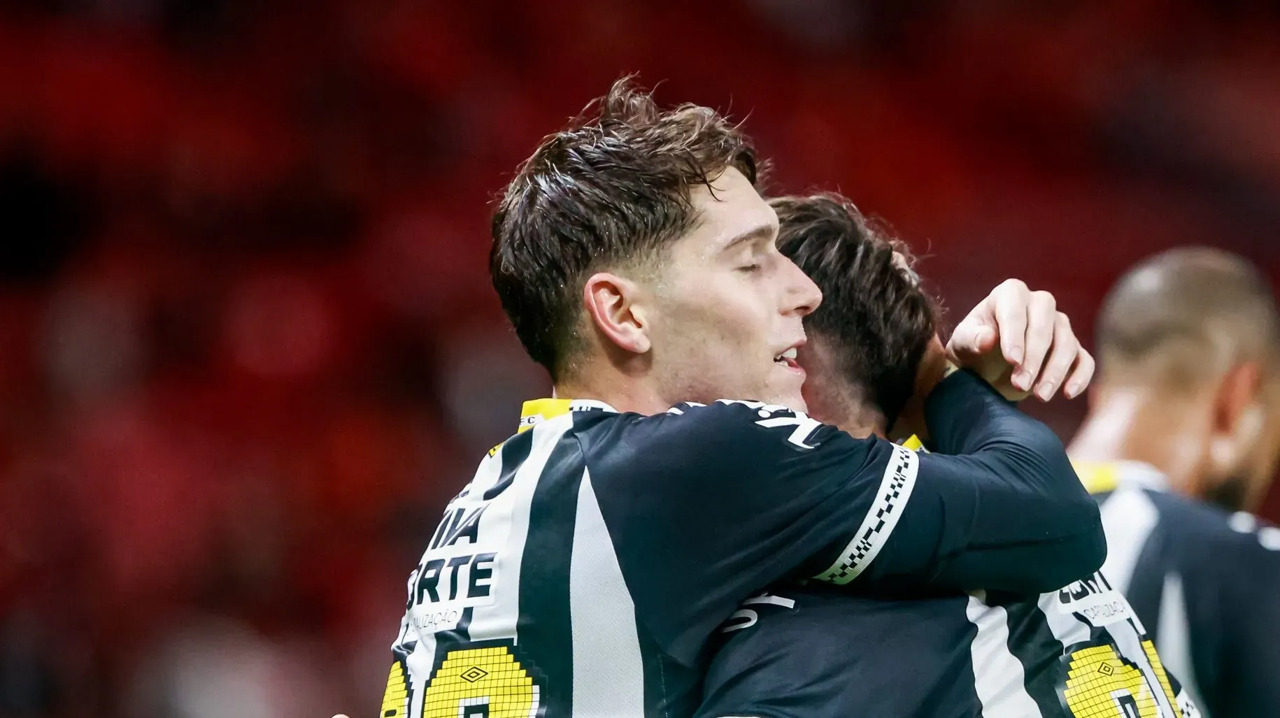 Foto: Luiz Erbes/AGIF – Rollheiser fez 36 jogos no último Brasileirão Betano, com dois gols e três assistências anotadas.