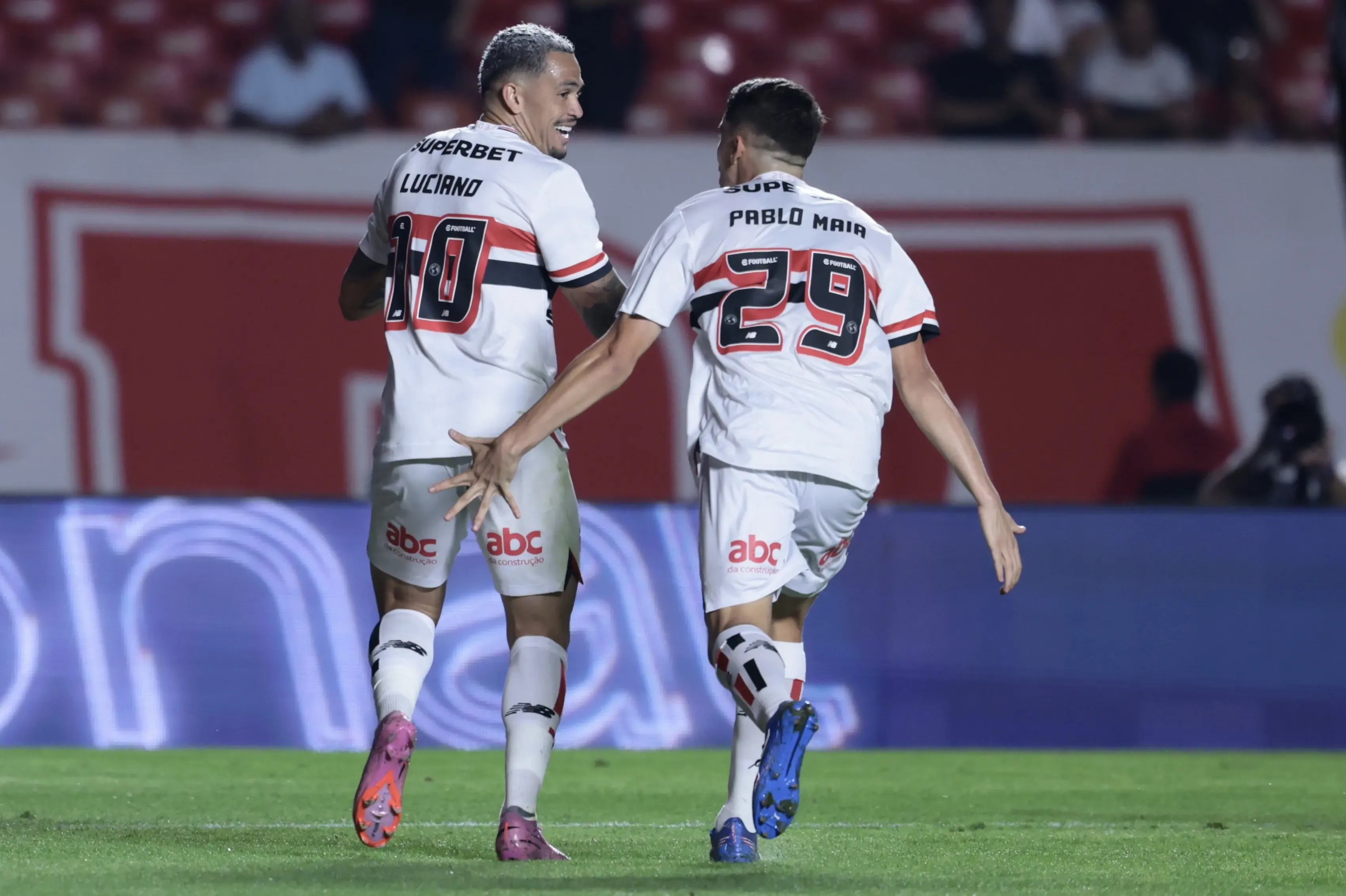 Pablo Maia e Luciano, jogadores do São Paulo – Foto: Marcello Zambrana/AGIF