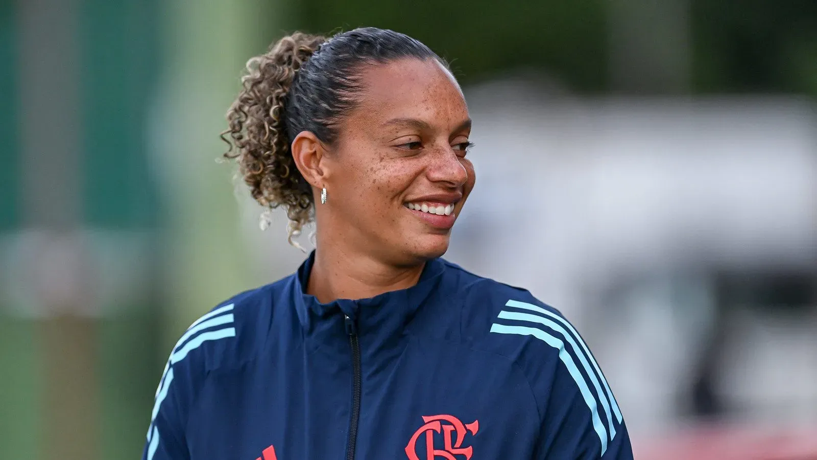 Treinadora Rosana Augusto à frente do Flamengo