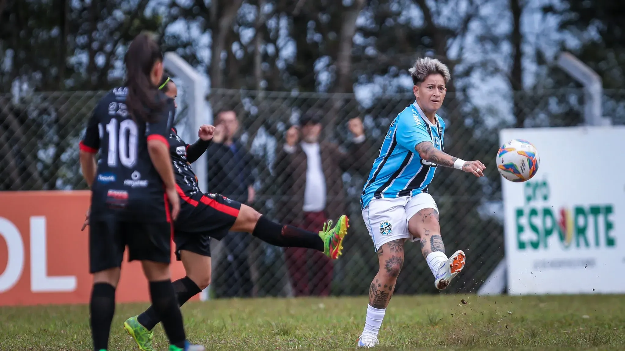Yamila Rodríguez em campo pelo Grêmio