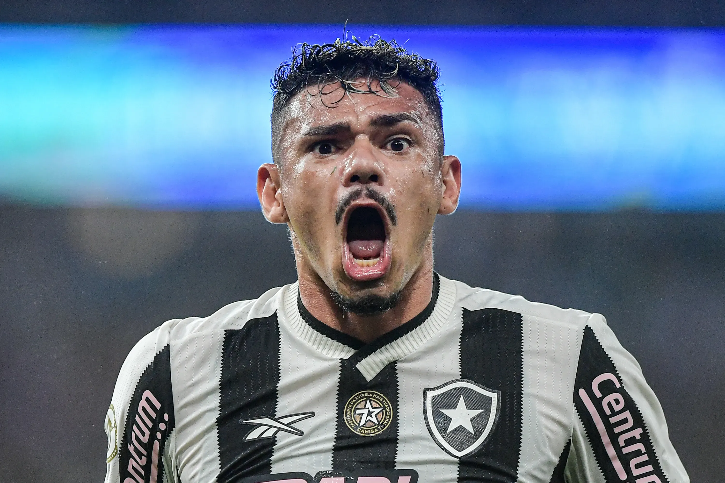 Tiquinho Soares, do Santos, em ação pelo Botafogo. Foto: Thiago Ribeiro/AGIF