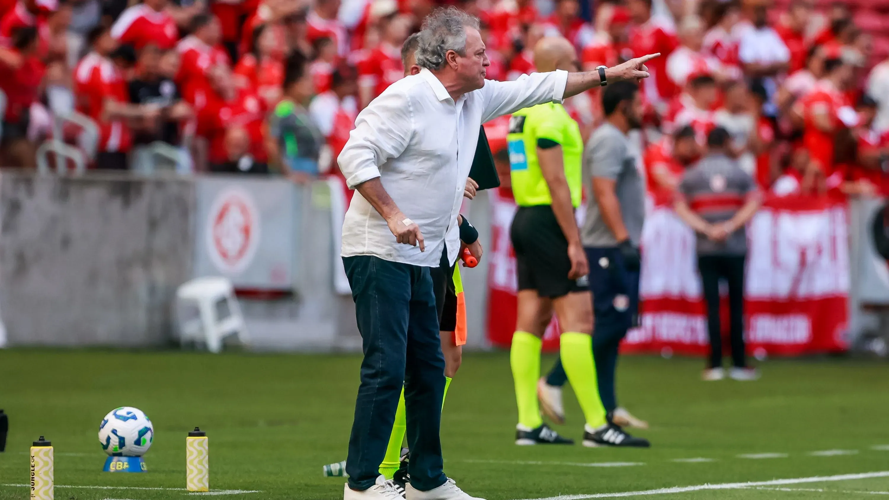 Abel Braga durante partida contra o Bragantino no estadio Beira-Rio pelo campeonato Brasileiro A 2025. Foto: Luiz Erbes/AGIF