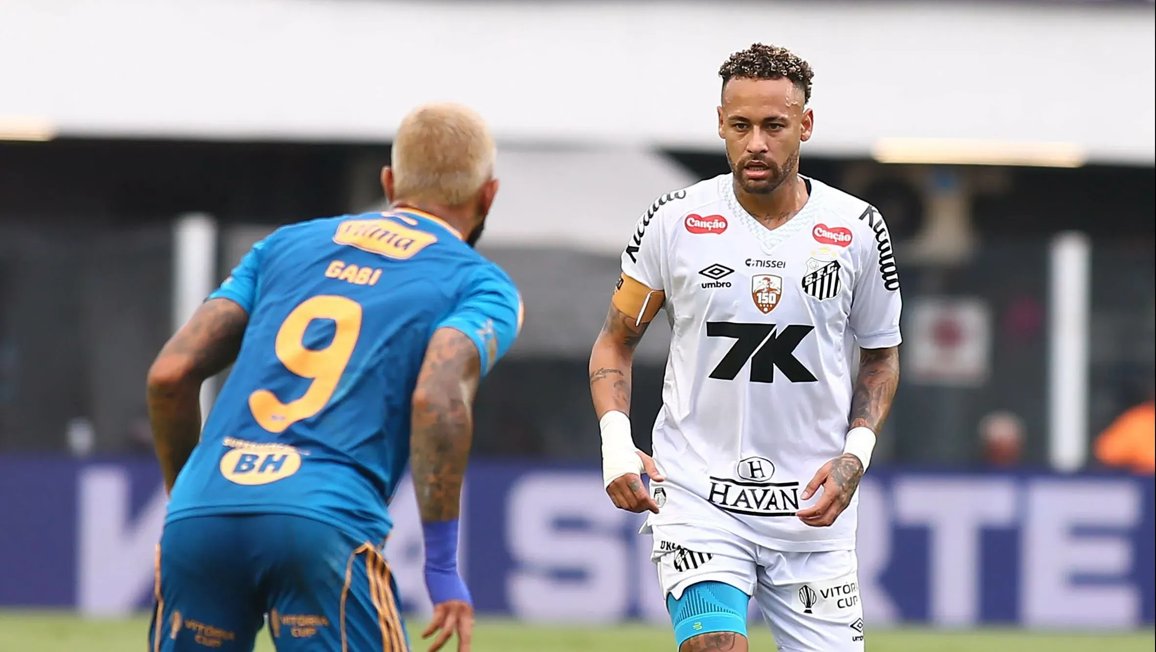 Neymar Jr disputa lance com Gabigol na Vila Belmiro. Foto: Mauricio De Souza/AGIF