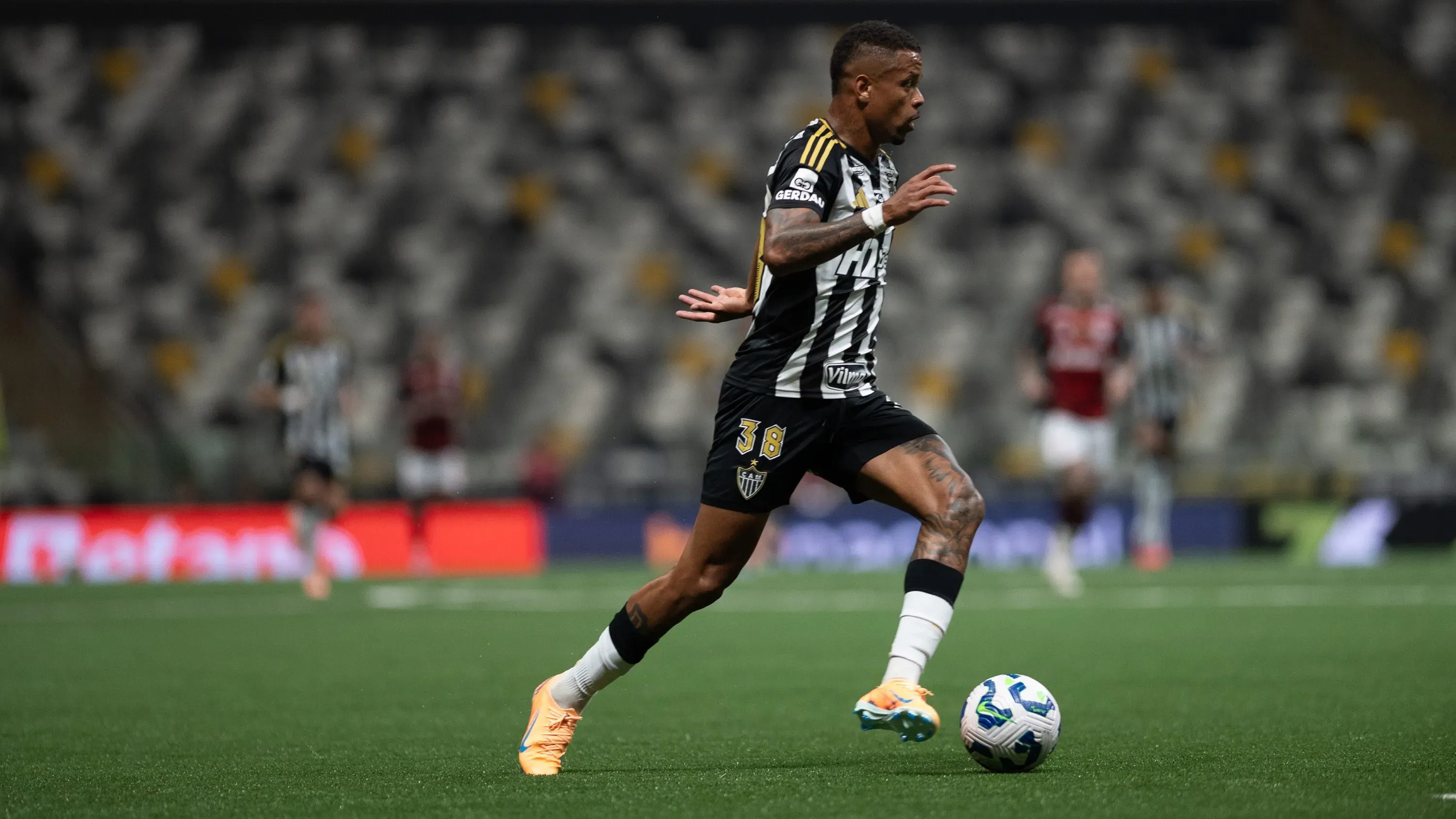 MG – BELO HORIZONTE – 25/11/2025 – BRASILEIRO A 2025, ATLETICO-MG X FLAMENGO – Caio Paulista jogador do Atletico-MG durante partida contra o Flamengo no estadio Arena MRV pelo campeonato Brasileiro A 2025. Foto: Alessandra Torres/AGIF