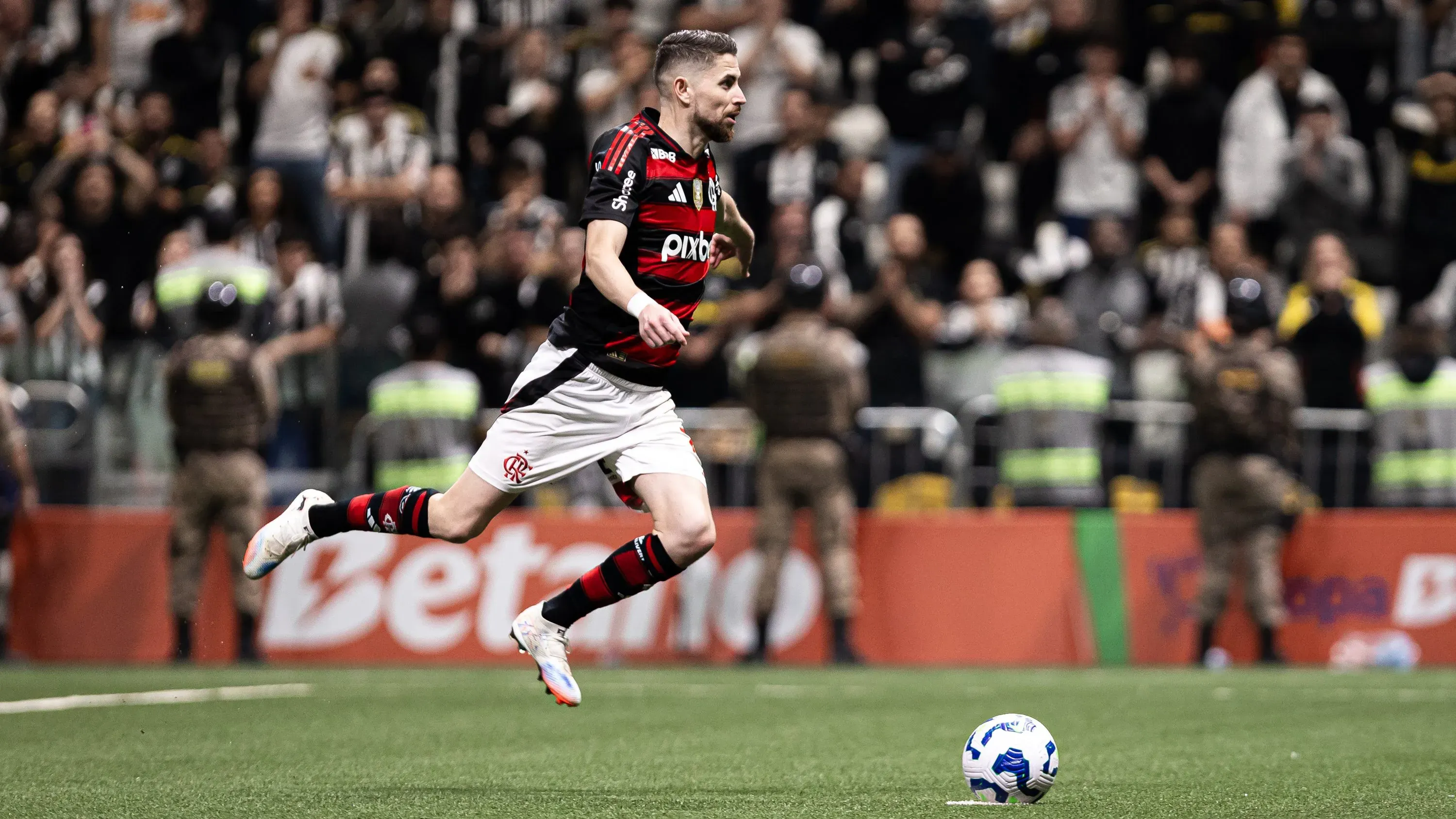 Jorginho jogador do Flamengo cobra penalti em decisão durante partida contra o Atletico-MG no estadio Arena MRV pelo campeonato Copa Do Brasil 2025 – Foto: Mateus Dutra/AGIF