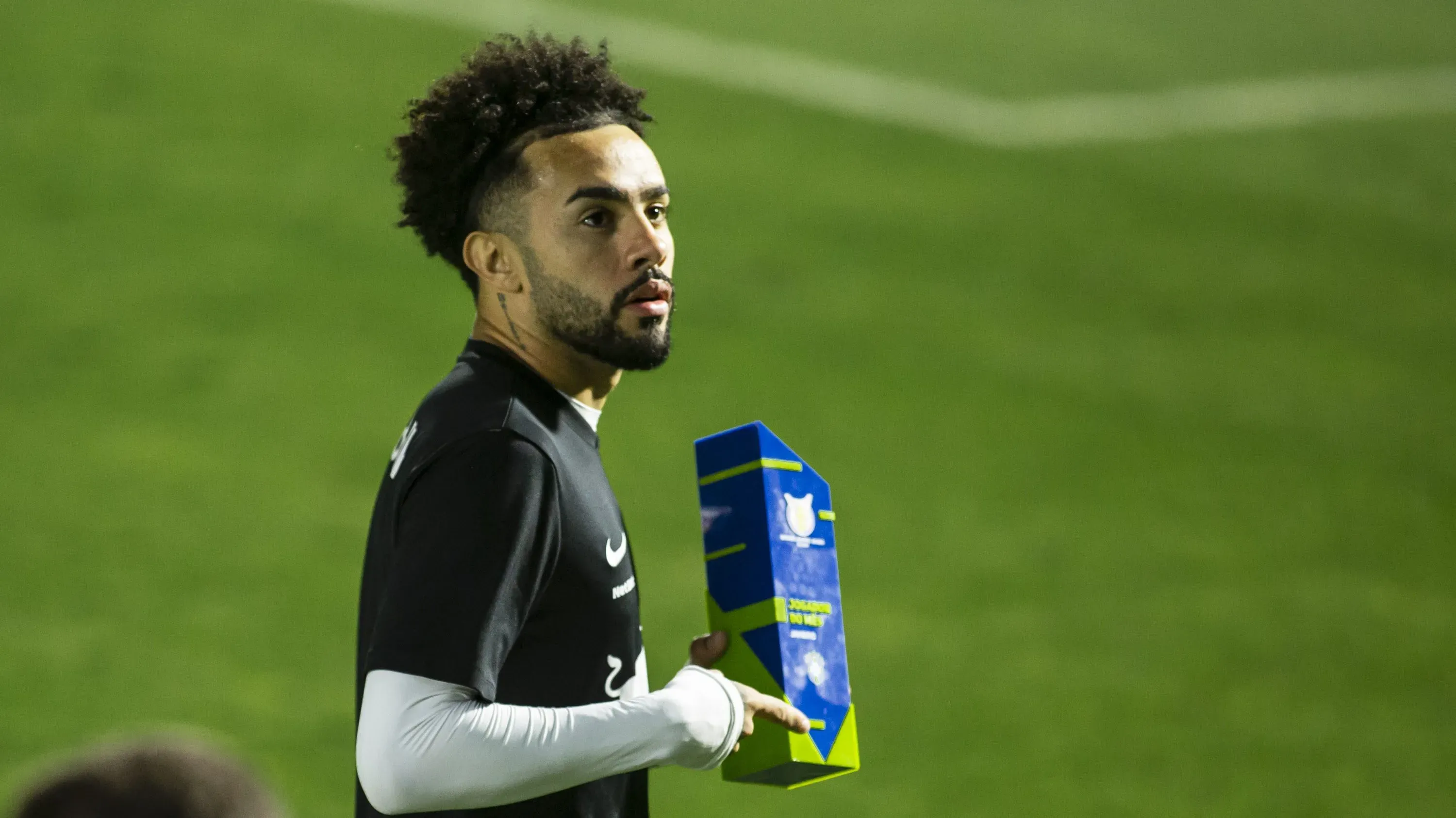 SP – Braganca Paulista – 07/02/2021 – BRASILEIRO A 2020, BRAGANTINO X FLAMENGO – Claudinho jogador do Bragantino recebe premio de melhor jogador do mes antes da partida entre Bragantino e Flamengo no estadio Nabi Abi Chedid pelo campeonato Brasileiro A 2020. Foto: Diogo Reis/AGIF