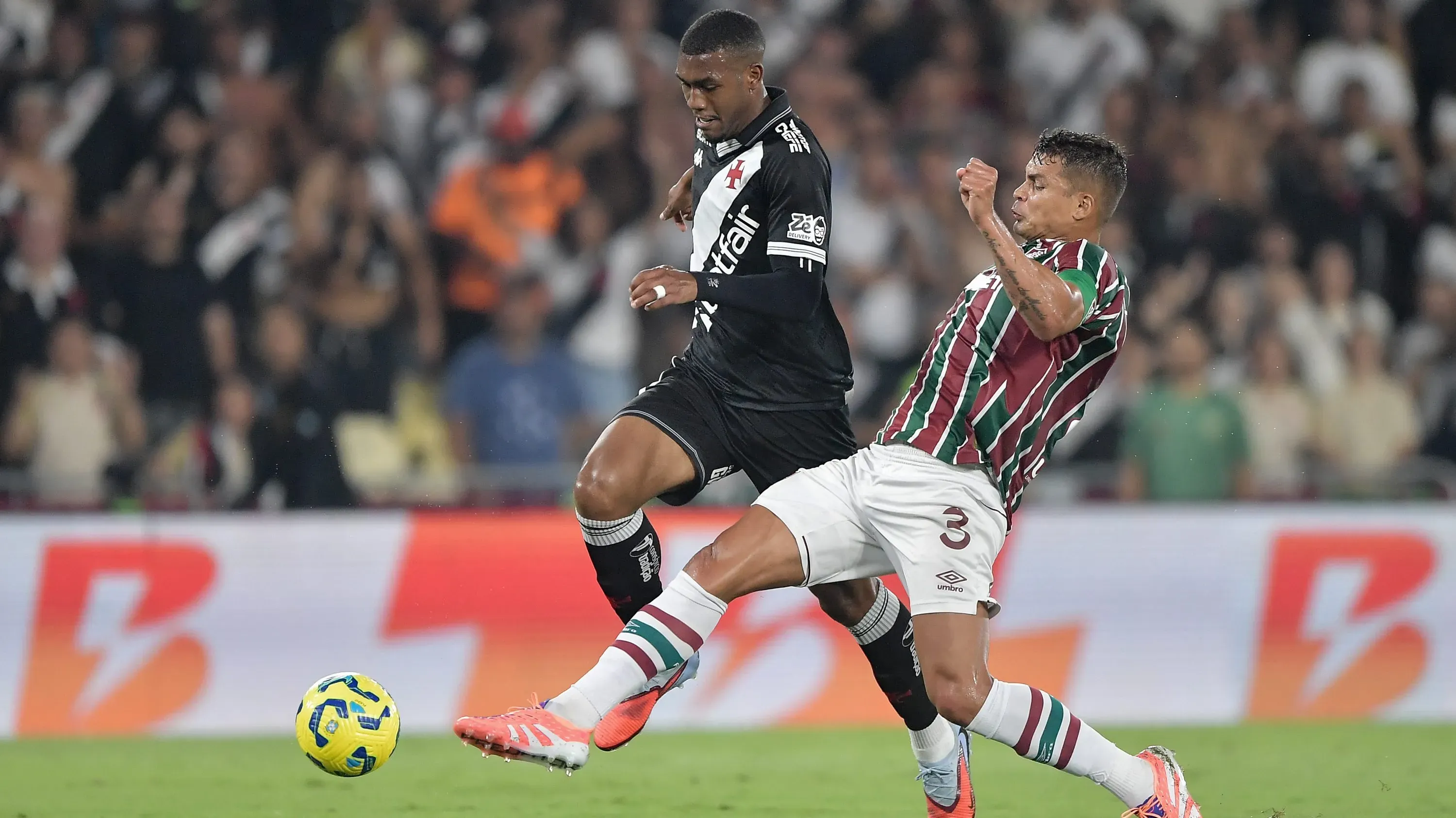 Thiago Silva jogador do Fluminense disputa lance com Rayan jogador do Vasco durante partida no estadio Maracana pela Copa Do Brasil 2025. Foto: Thiago Ribeiro/AGIF