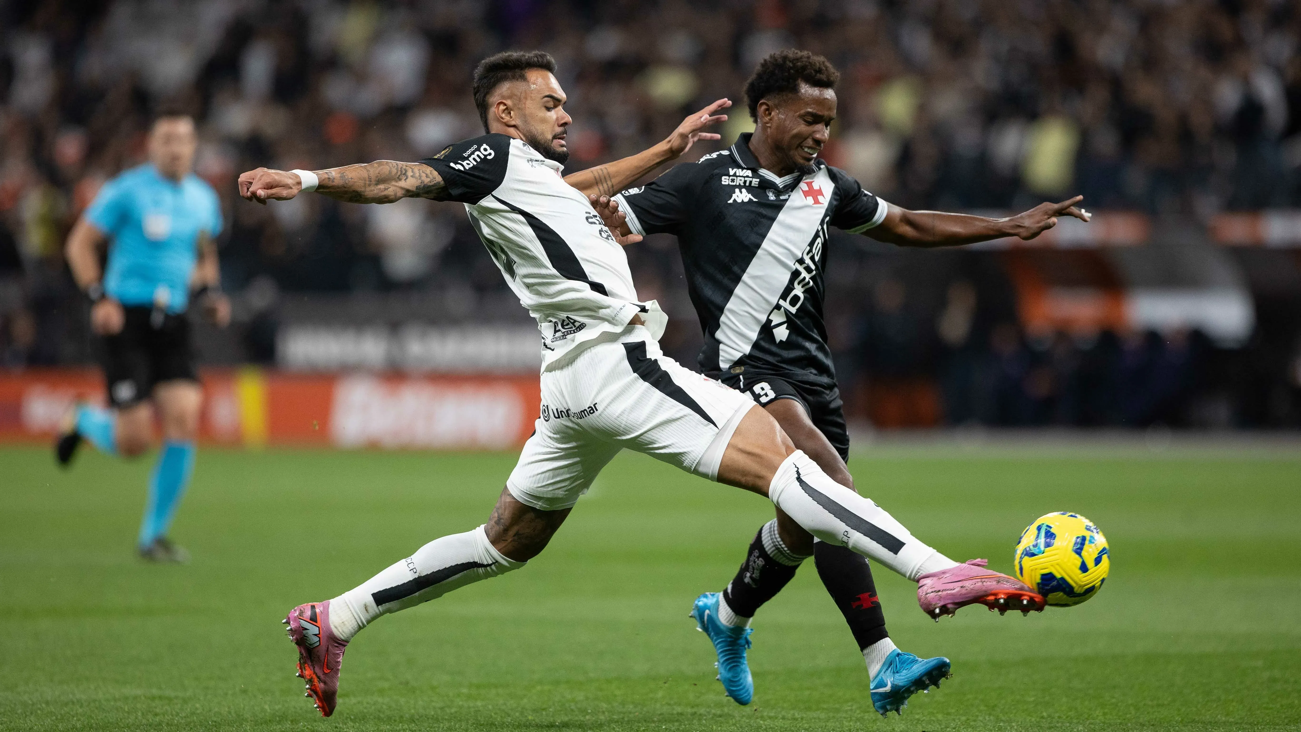 Raniele jogador do Corinthians disputa lance com Thiago Mendes jogador do Vasco durante partida no estadio Arena Corinthians pelo campeonato Copa Do Brasil 2025. Foto: Joisel Amaral/AGIF