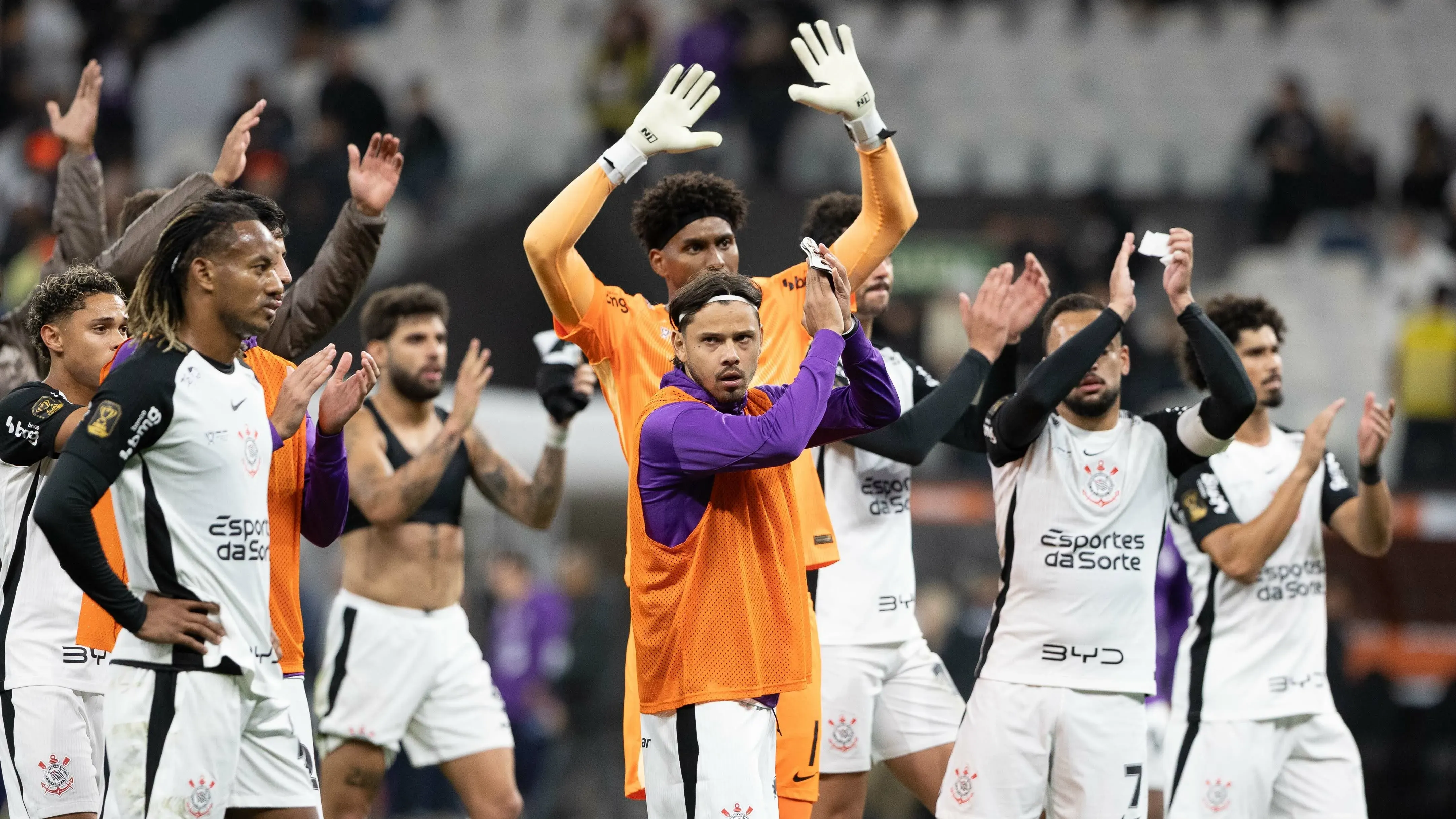 Elenco do Corinthians na Neo Química Arena. Foto: Joisel Amaral/AGIF