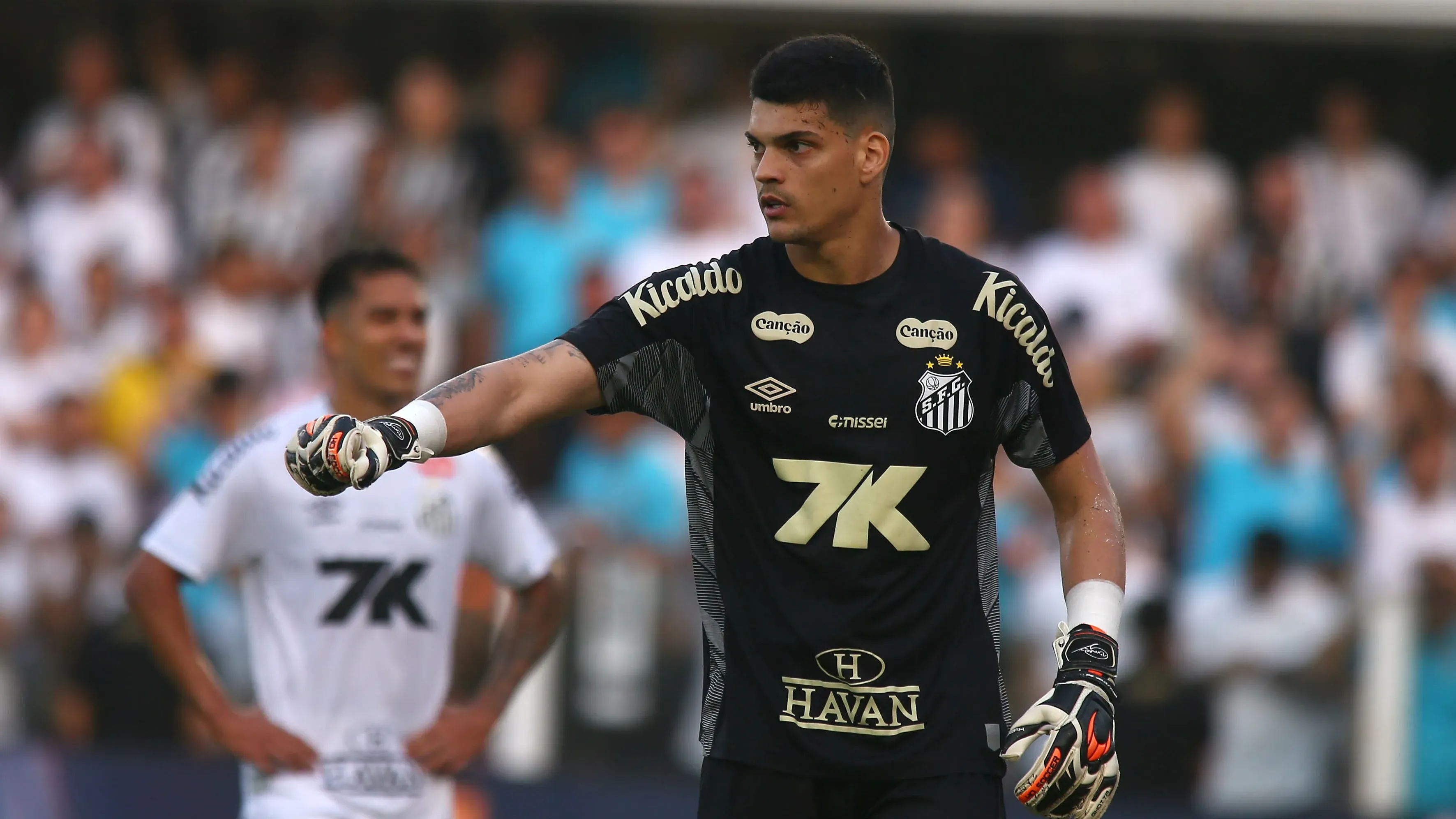 SP – SANTOS – 07/12/2025 – BRASILEIRO A 2025, SANTOS X CRUZEIRO – Gabriel Brazao goleiro do Santos durante partida contra o Cruzeiro no estadio Vila Belmiro pelo campeonato Brasileiro A 2025. Foto: Mauricio De Souza/AGIF