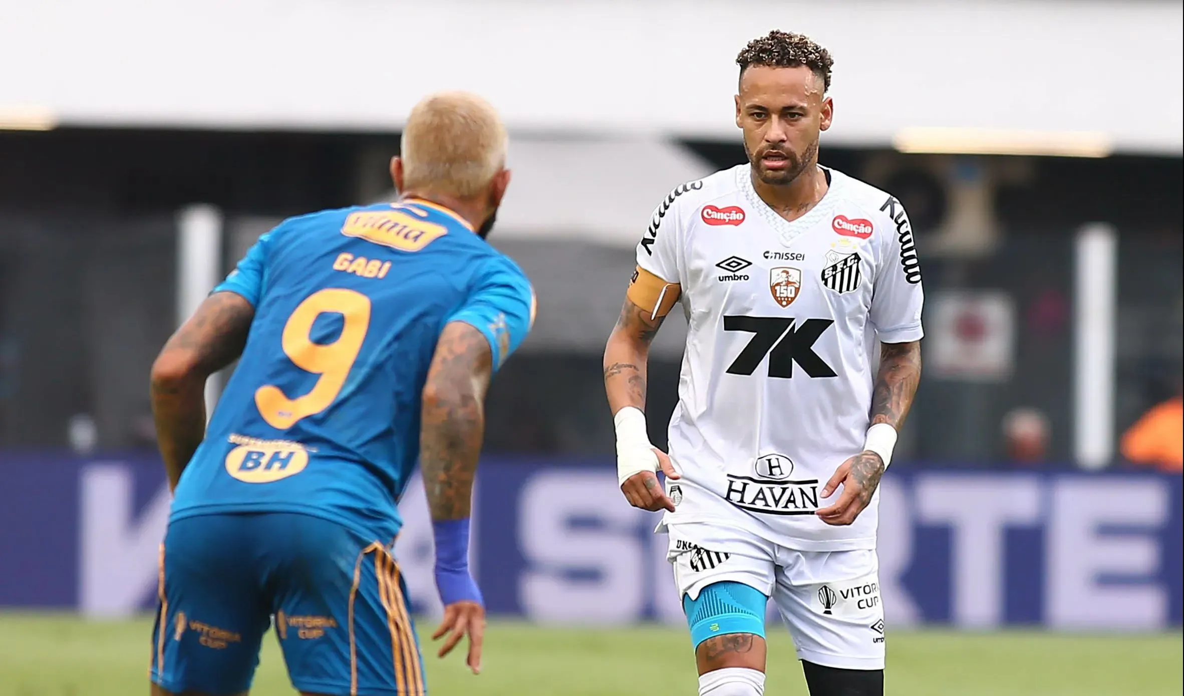 Gabigol e Neymar disputando lance na Vila Belmiro. Foto: Mauricio De Souza/AGIF
