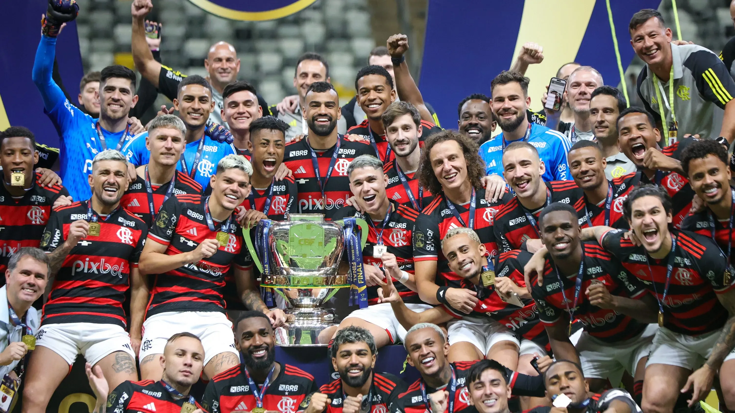MG – BELO HORIZONTE – 10/11/2024 – COPA DO BRASIL 2024, ATLETICO X FLAMENGO – Jogadores do Flamengo comemoram o T[itulo de Campeao e levantam a taca da copa do Brasil ao final da partida contra o Atletico no estadio Arena MRV pelo campeonato Copa Do Brasil 2024. Foto: Gilson Lobo/AGIF