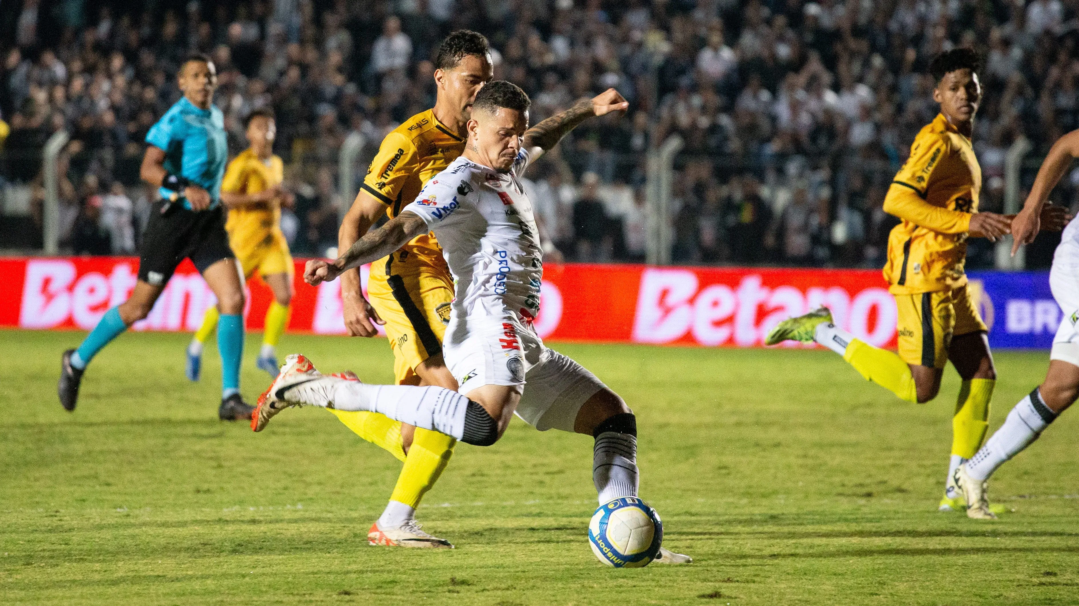 Rodrigo Rodrigues jogador do Operario comemora seu gol durante partida contra o Amazonas no estadio Germano Kruger pelo campeonato Brasileiro B 2024. Foto: Giovani Baccin/AGIF