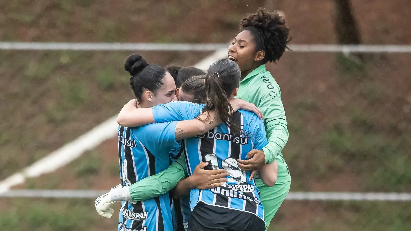 Jogadoras do Grêmio celebram classificação para final da Copinha Feminina