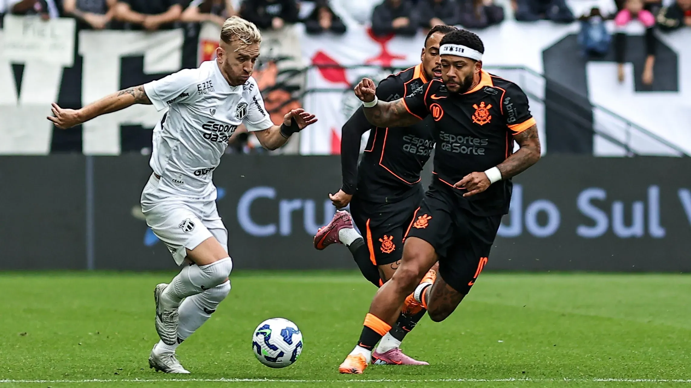 Memphis Depay jogador do Corinthians durante partida contra o Ceara no estadio Arena Corinthians pelo campeonato Brasileiro A 2025. Foto: Fabio Giannelli/AGIF