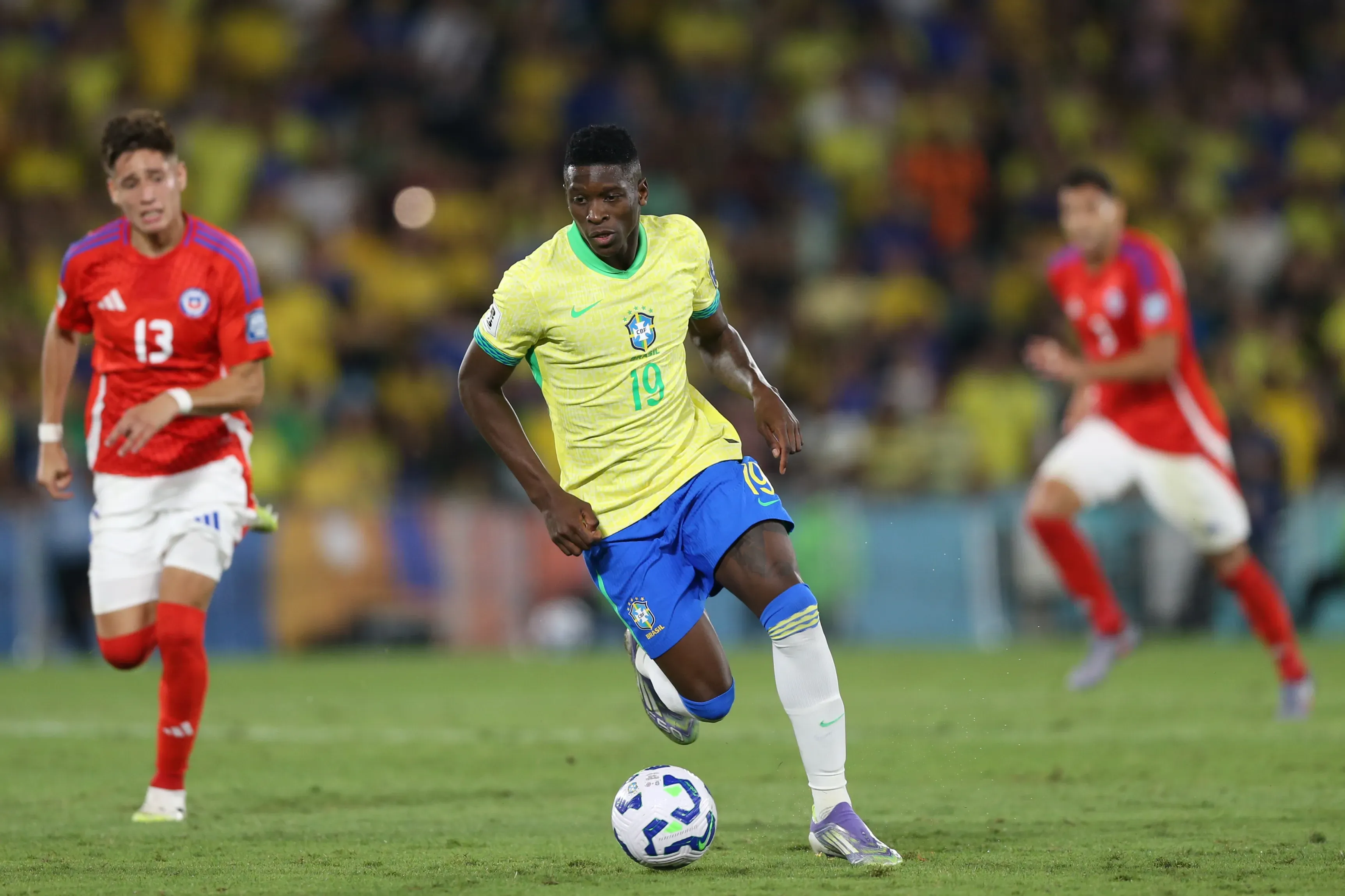 Luiz Henrique durante a partida contra o Chile no Maracanã pelas Eliminatorias da Copa do Mundo 2026. Foto: Marlon Costa/AGIF