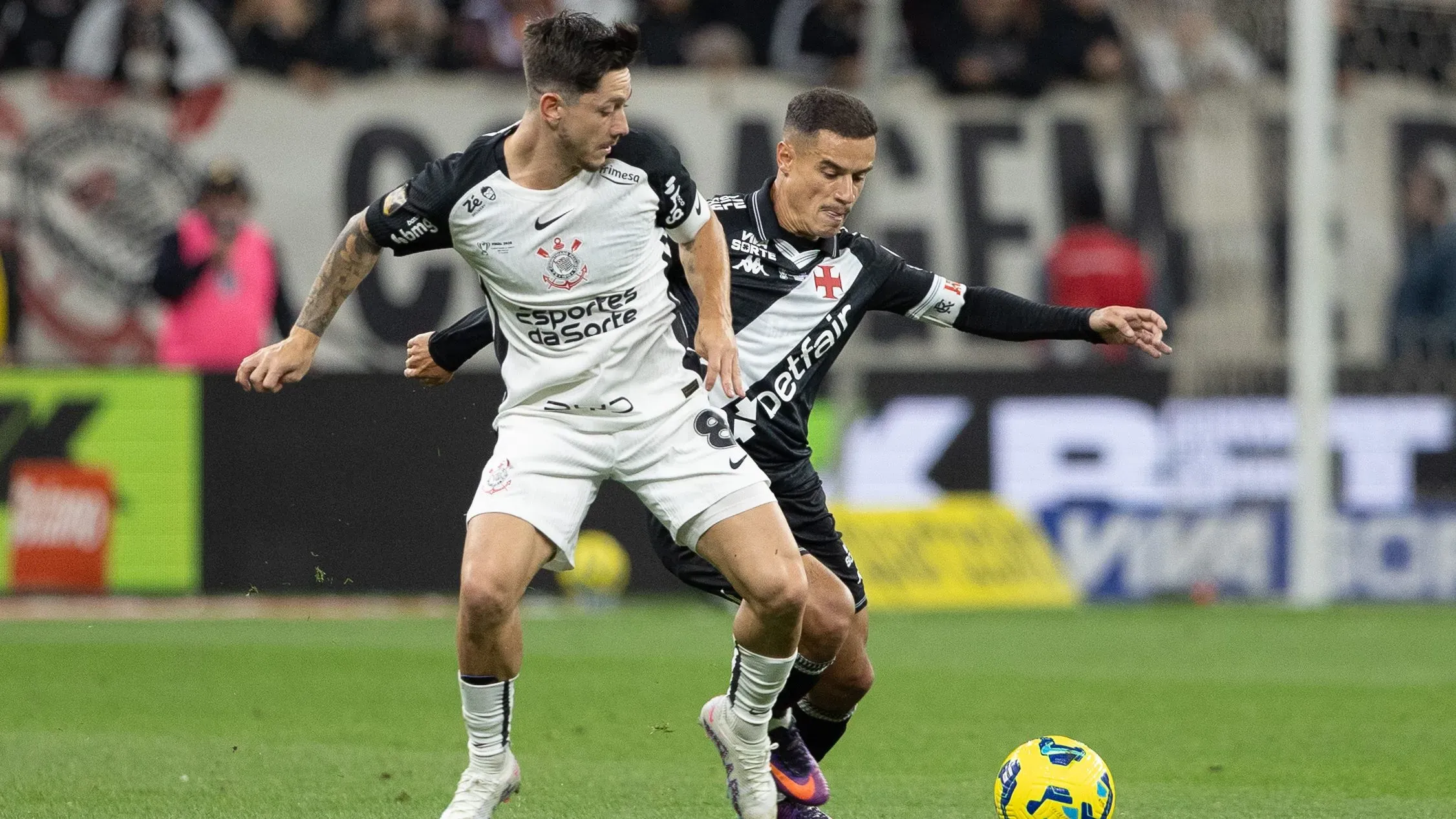 Disputa entre os dois camisas 10 no jogo de ida. Foto: Joisel Amaral/AGIF