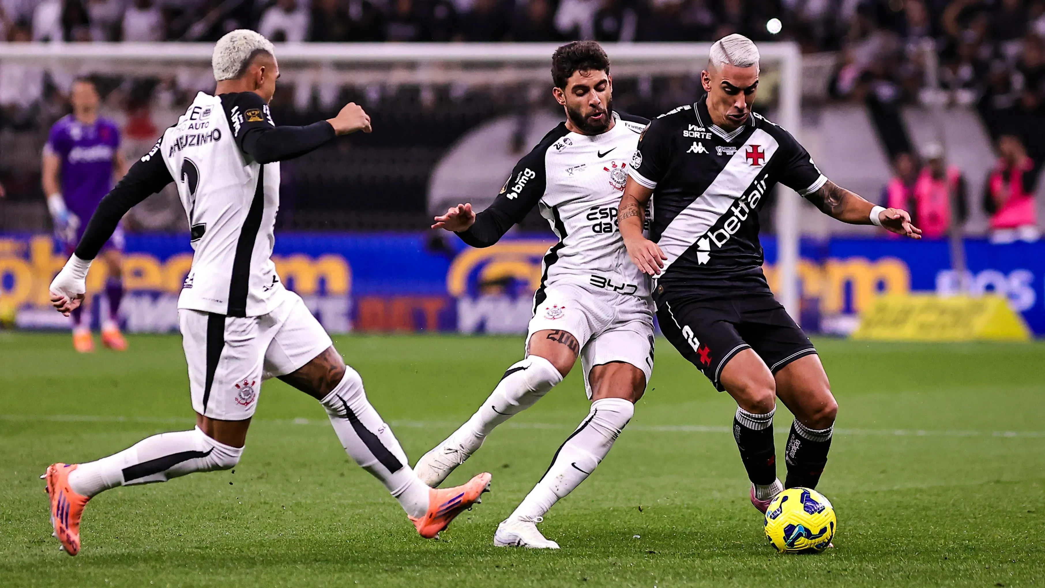 Disputa entre Yuri Alberto e Pumita no jogo de ida. Foto: Fabio Giannelli/AGIF