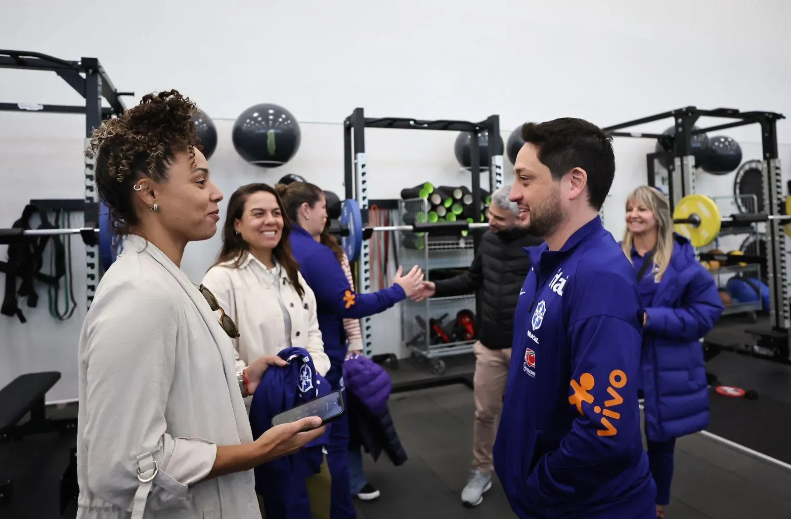 Rilany, Camilla e Arthur Elias na integração entre categorias da Seleção Feminina. Foto: Lívia Villas Boas/CBF