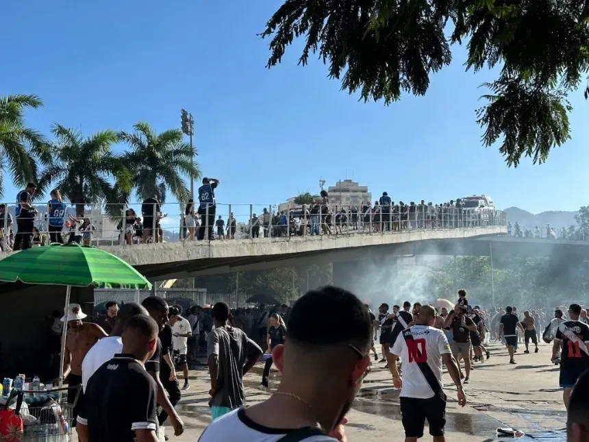 Torcida vascaína chegando ao Maracanã. Foto: William Tinoco - Better Collective/Bolavip Brasil