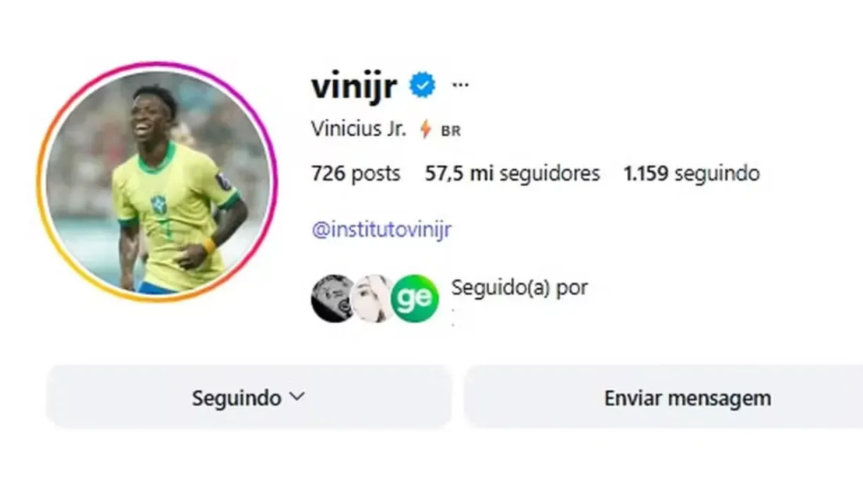 Após vaias contra o Sevilla, Vini Jr tirou foto com camisa do Real. Foto: Reprodução.