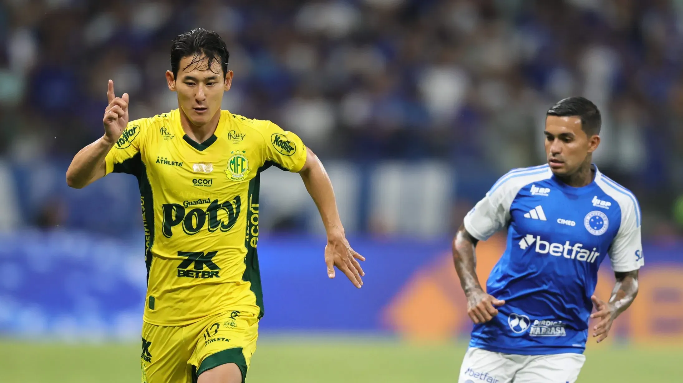 Chico Kim jogador do Mirassol durante partida contra o Cruzeiro no estadio Mineirao pelo campeonato Brasileiro A 2025. Foto: Gilson Lobo/AGIF