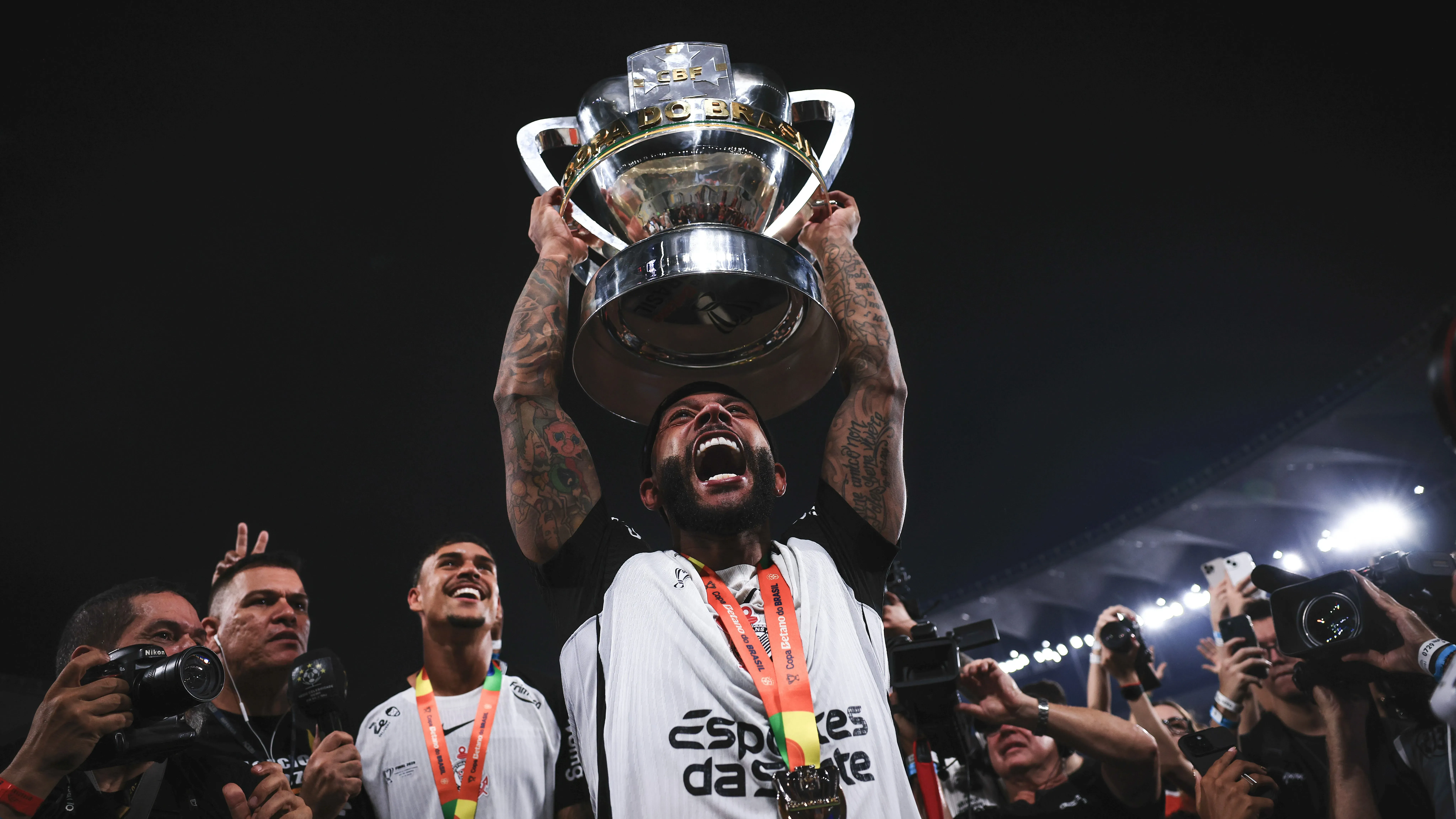 Memphis Depay, jogador do Corinthians levanta a taca de campeao durante cerimonia de premiacao ao final da partida contra o Vasco no estadio Maracana pela decisao do campeonato Copa Do Brasil 2025. Foto: Ettore Chiereguini/AGIF