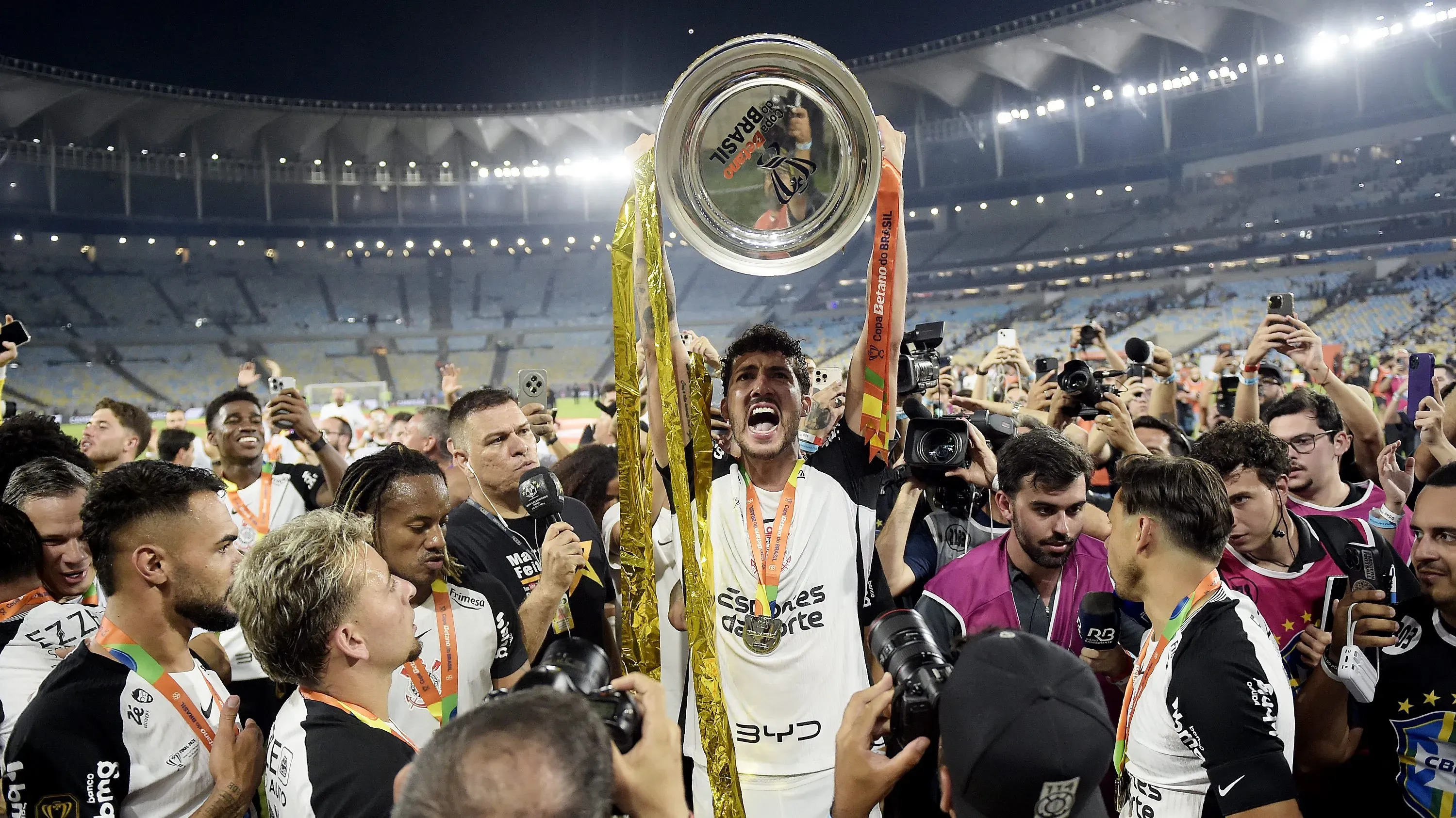 RJ – RIO DE JANEIRO – 21/12/2025 – COPA DO BRASIL 2025, VASCO X CORINTHIANS – jogadores do Corinthians comemoram o titulo contra o Vasco no estadio Maracana pelo campeonato Copa Do Brasil 2025. Foto: Alexandre Loureiro/AGIF