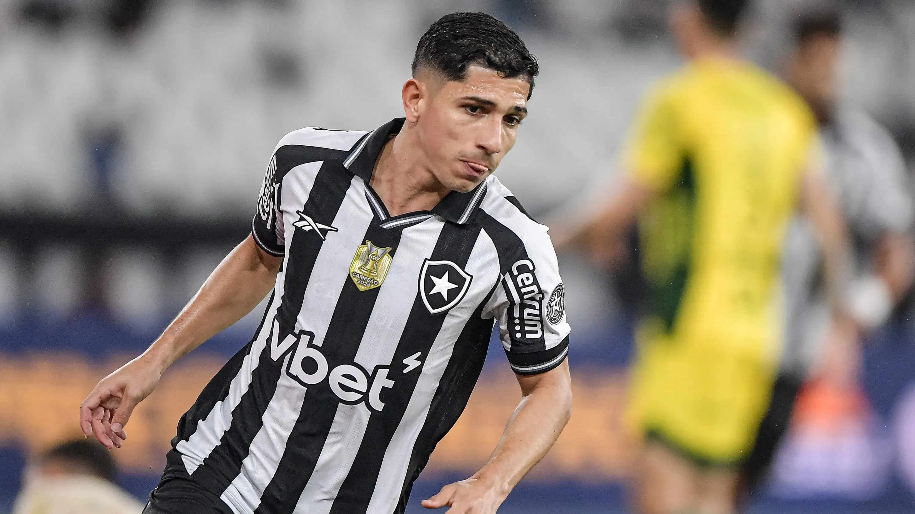 RJ – RIO DE JANEIRO – 17/09/2025 – BRASILEIRO A 2025, BOTAFOGO X MIRASSOL – Savarino jogador do Botafogo comemora seu gol durante partida contra o Mirassol no estadio Engenhao pelo campeonato Brasileiro A 2025. Foto: Thiago Ribeiro/AGIF