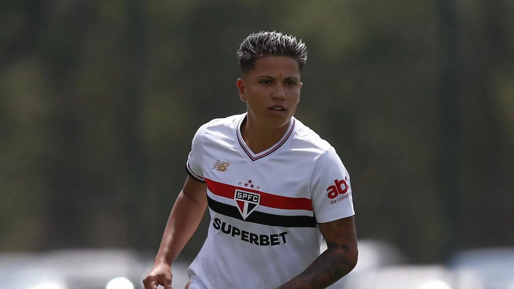 Bia Menezes, lateral do São Paulo, em campo